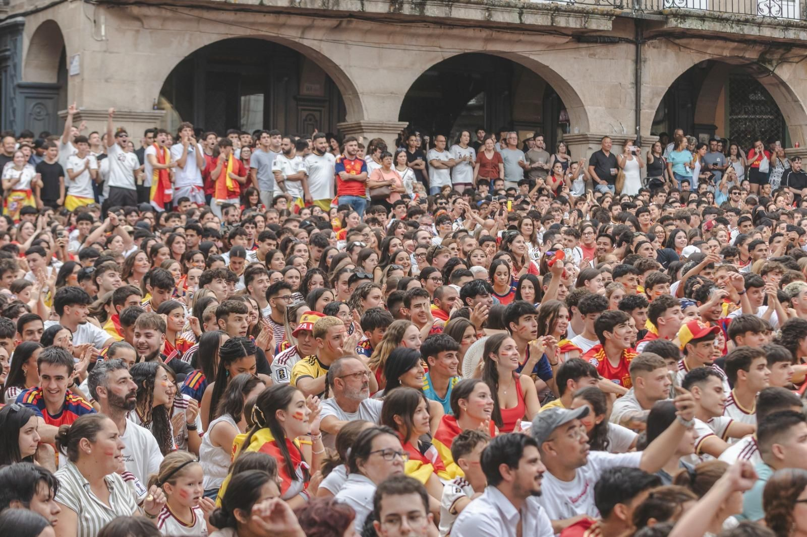 Galería | La ilusión por España tiñe de rojo la provincia de Ourense en la semifinal, en fotos