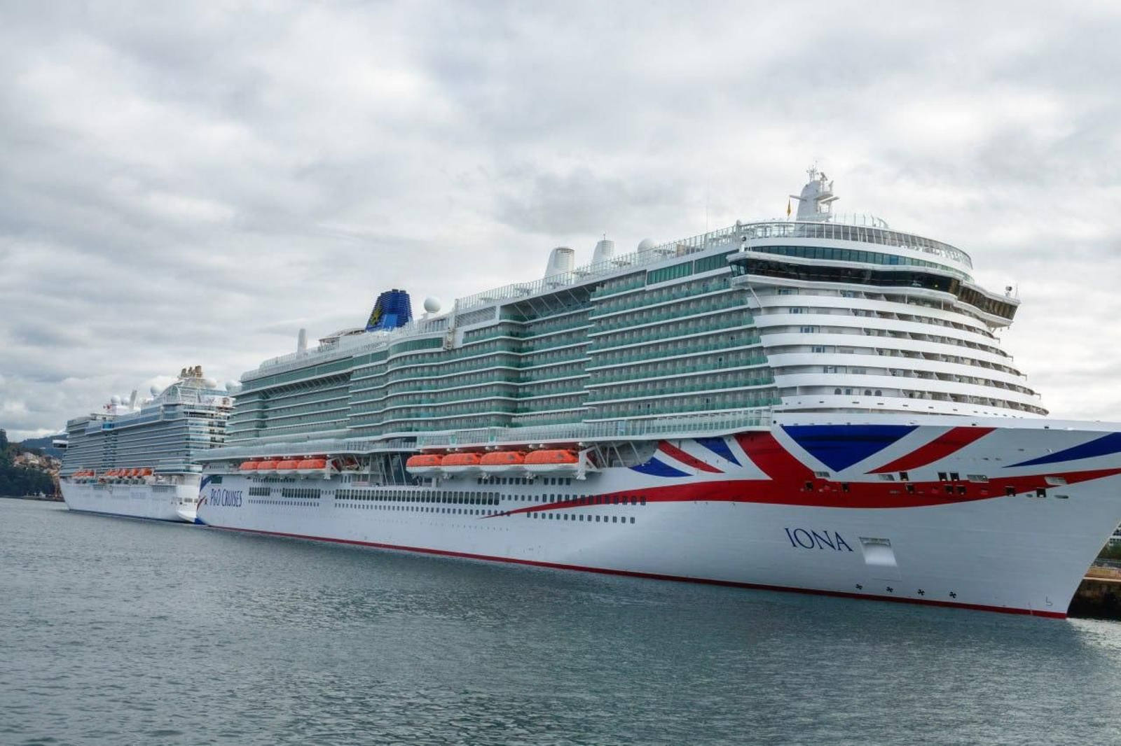 Galería | Dos gigantes del mar cierran el año en el puerto de Vigo