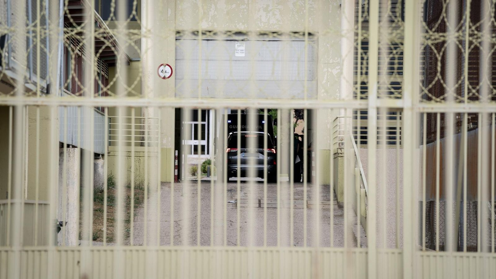 Furgon policial en el que fue trasladado a la cárcel de Soto del Real el exsecretario de organizacion del PSOE, Santos Cerdán.