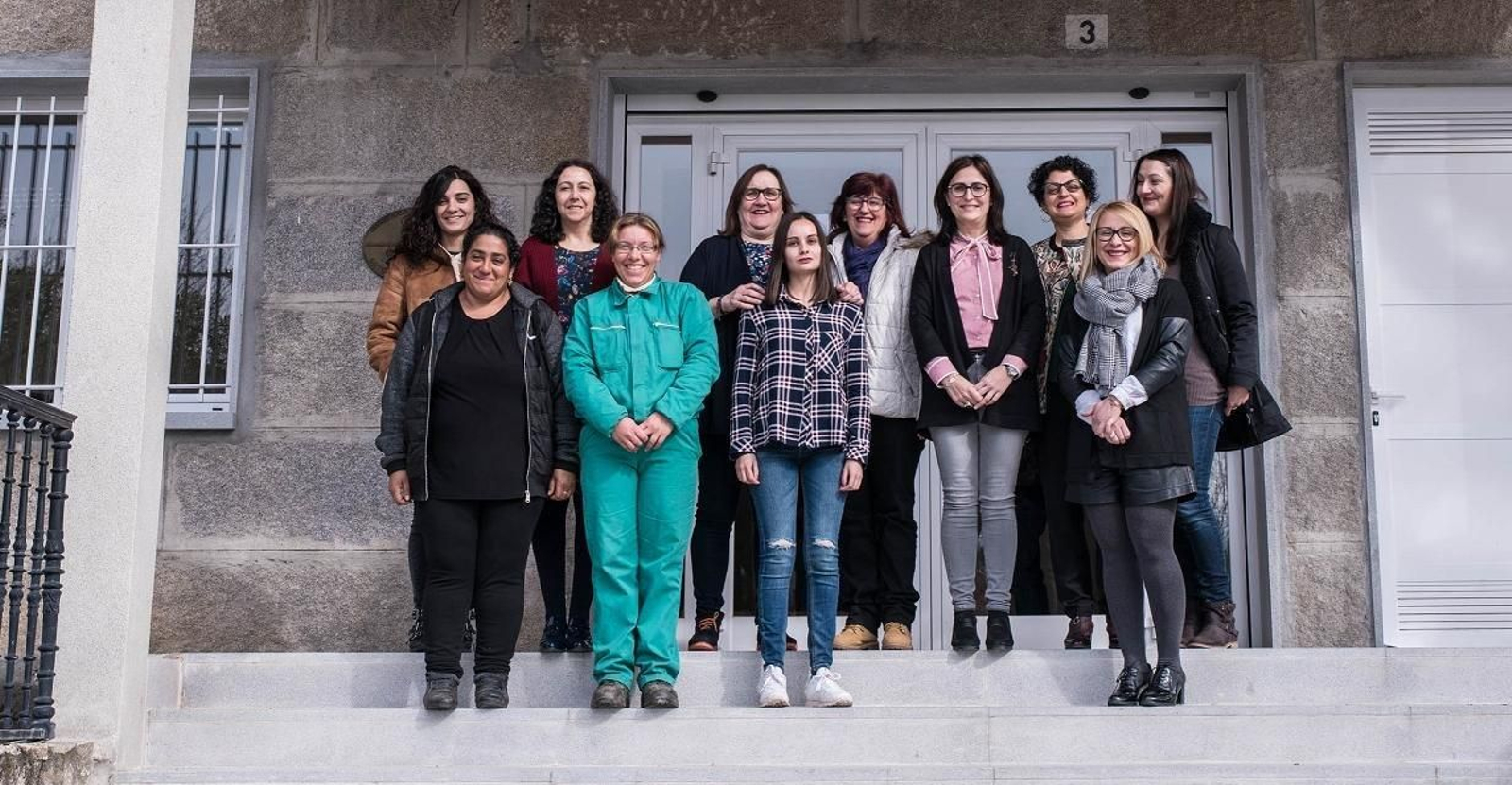 Esther Castaño (trabajadora social), Cristina Taboada (secretaria), Milagros Prada (presidenta IXP), Pilar Vila (limpieza), Ana Villarino (alcaldesa), Maribel Pardo (presidenta de montes), Ana González (directora centro de día), Anxos y Tamara (br