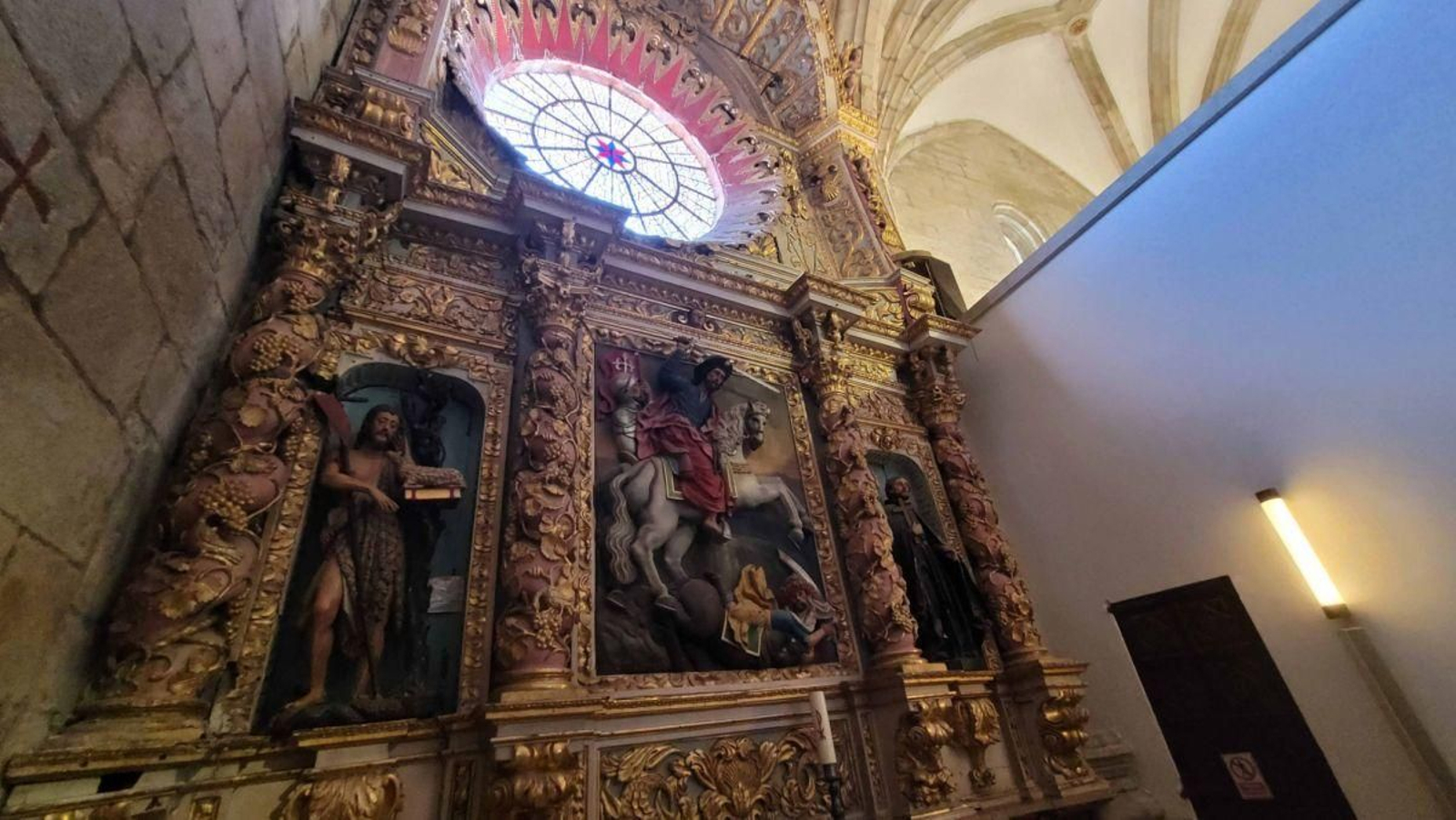 El retablo de Santiago Apóstol de la Catedral de Tui ya fue restaurado.