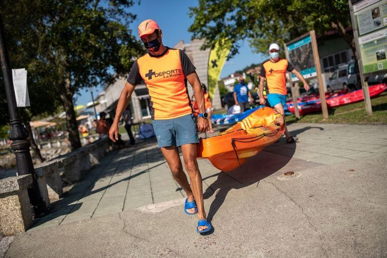 Jornada de piragüismo en Castrelo de Miño (ÓSCAR PINAL)