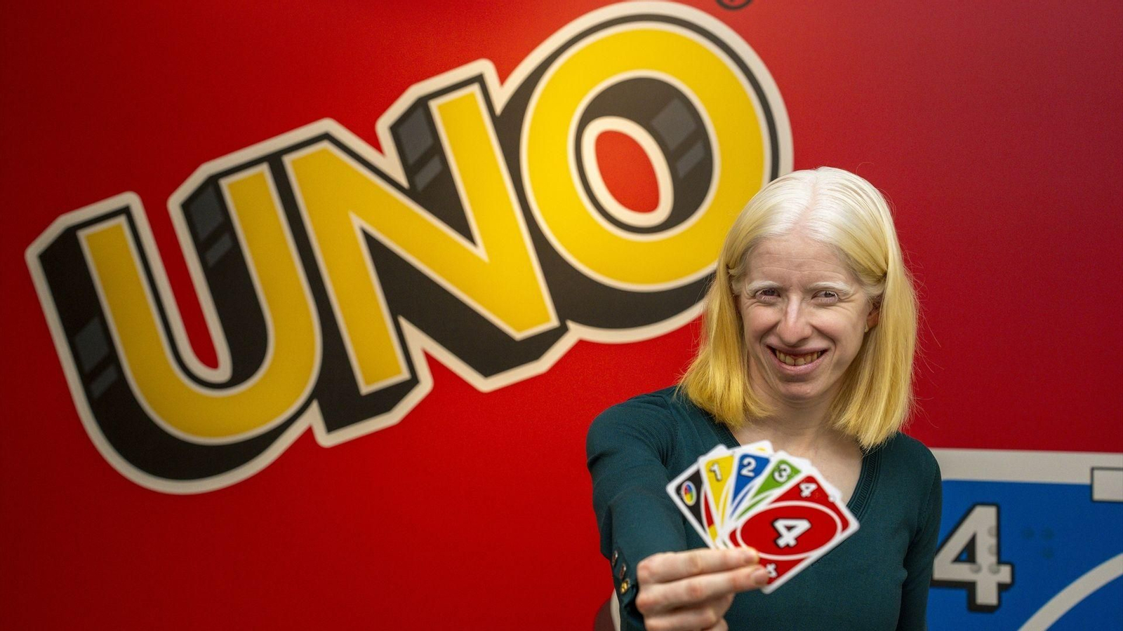 La paratriatleta Susana Rodríguez presenta el juego UNO Braille.