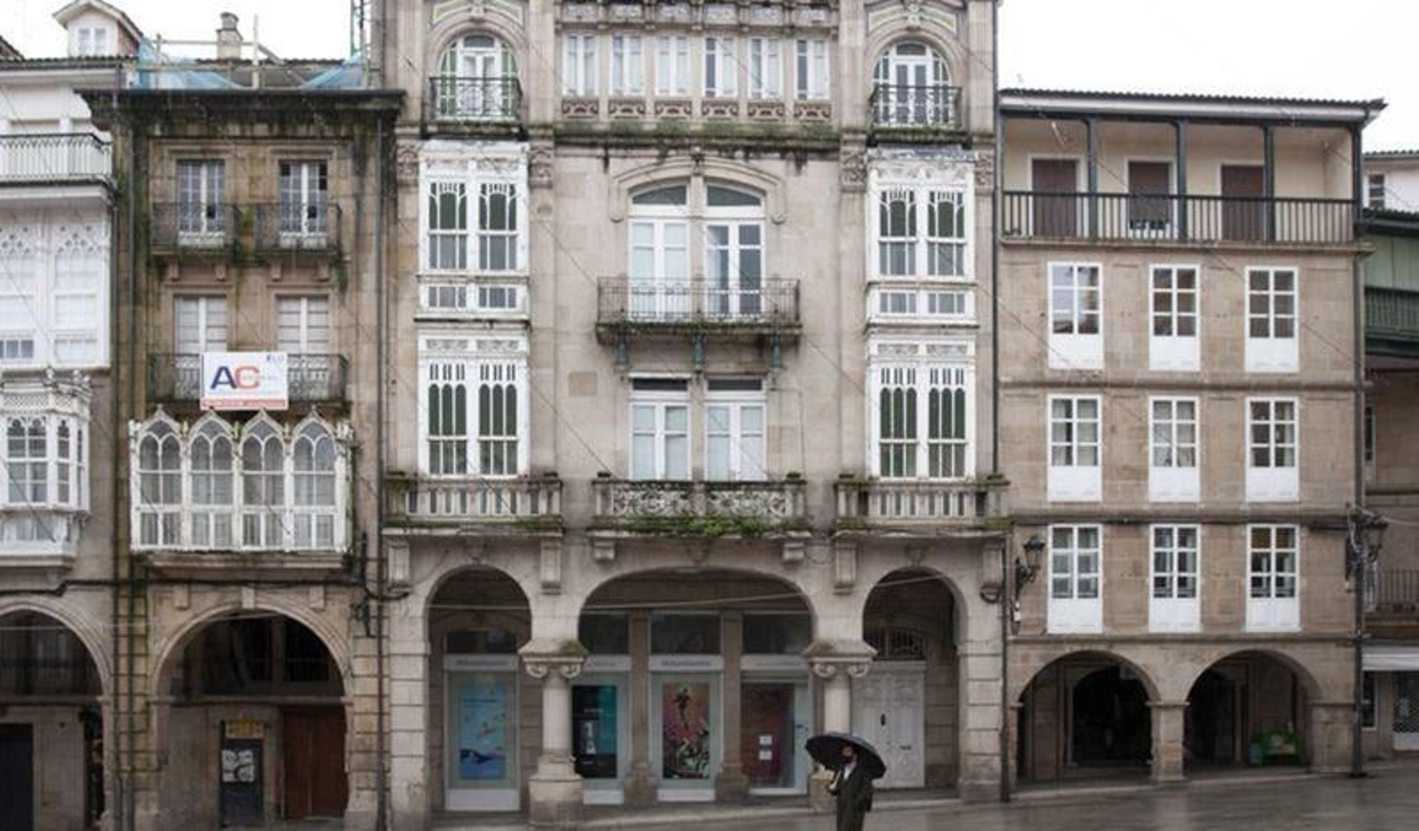 Edificio Fermín García, en la Praza Maior, una construcción centenaria de tres alturas, bajo comercial y sótano con una superficie total de 2.700 metros cuadrados.