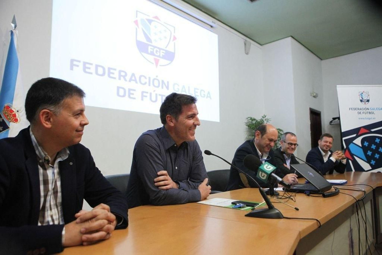 Berizzo dio ayer una distendida charla a los técnicos ourensanos.