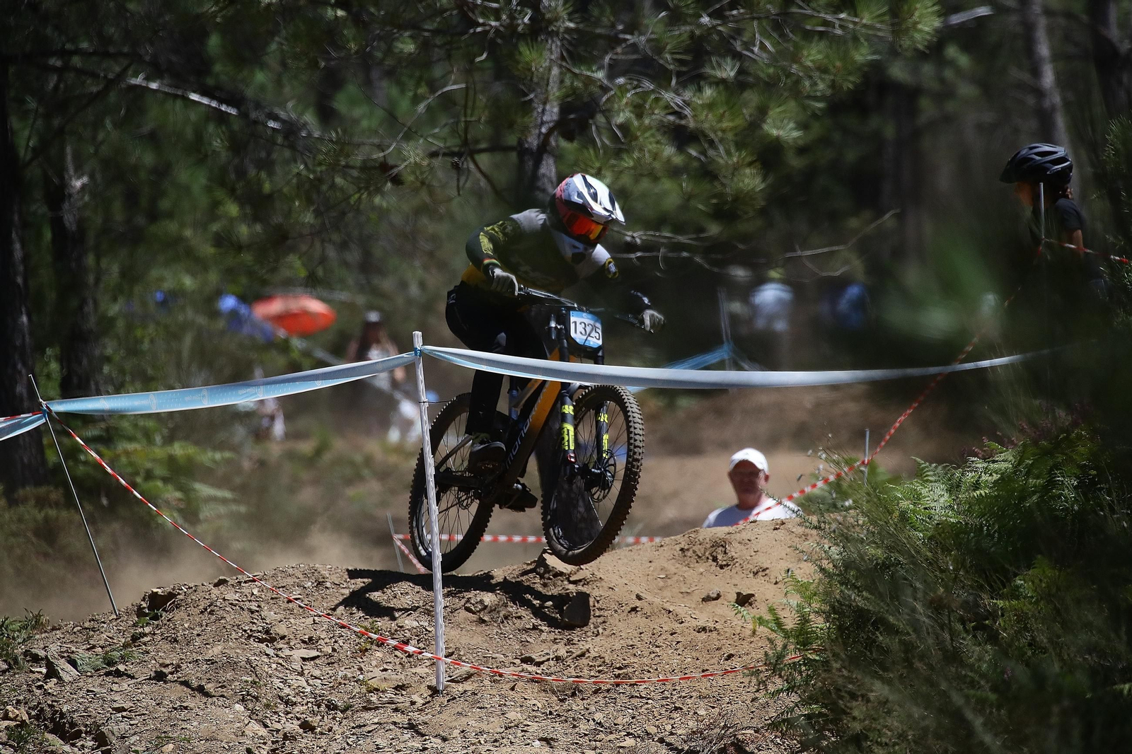El Autonómico de descenso de mountain bike, un éxito en Xunqueira