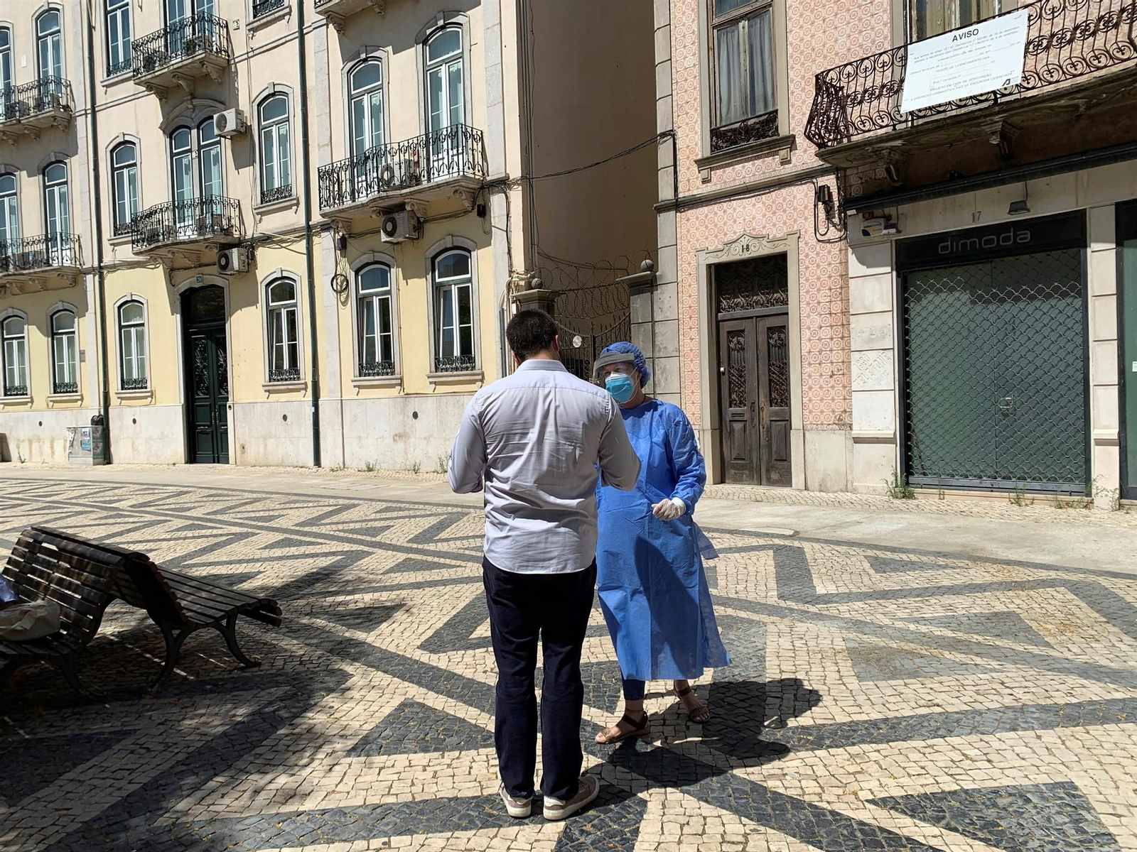 Ambiente en una calle de Lisboa. (EFE)