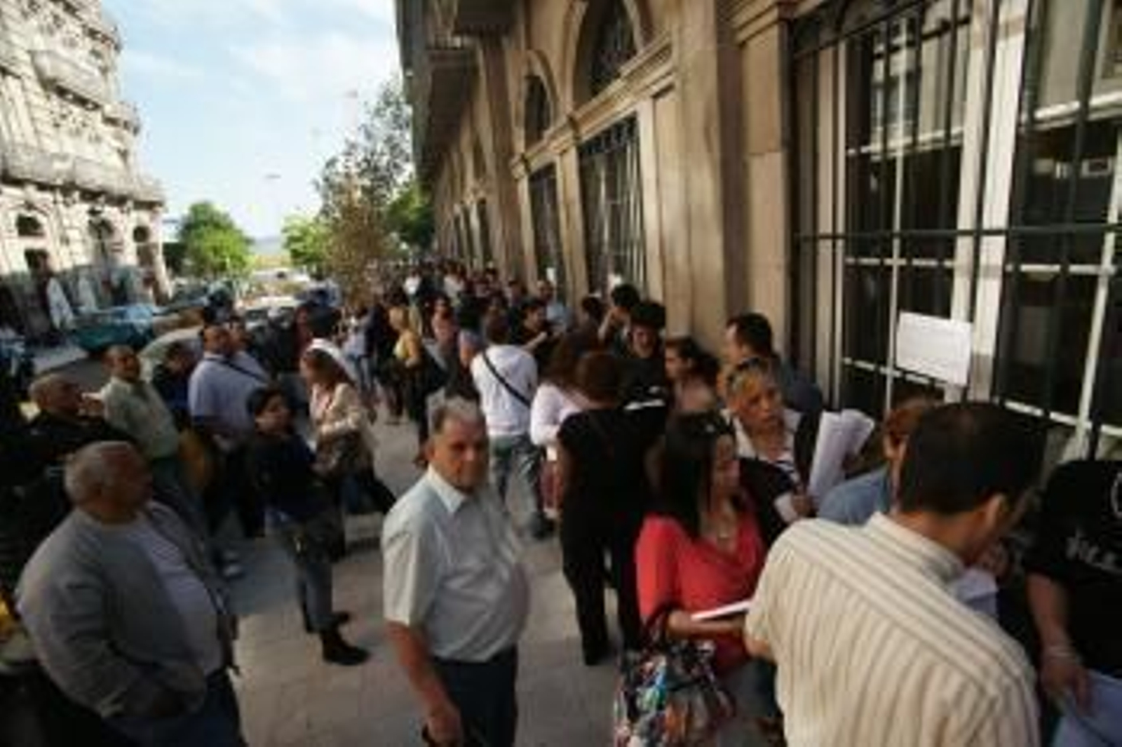 Colas ante el edificio municipal de Areal donde se instaló el año pasado el Consulado provisional de Colombia.