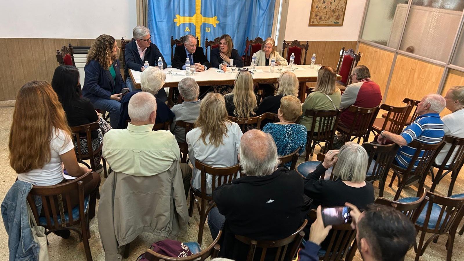 Gimena Llamedo con emigrantes asturianos en Mar del Plata