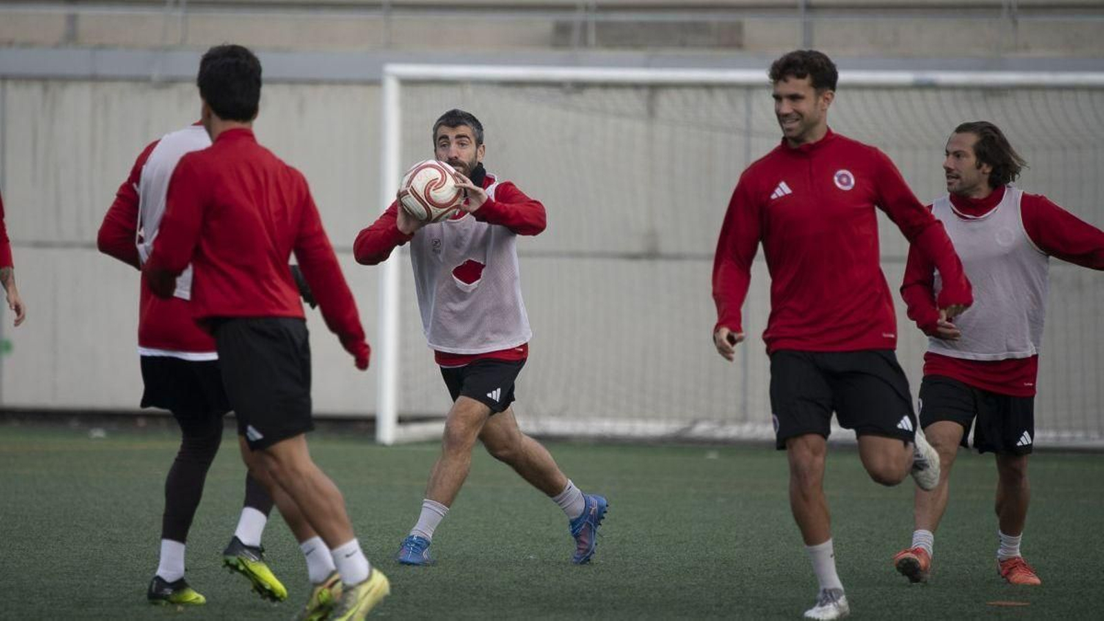 Varios jugadores de la UD Ourense, durante un entrenamiento en Os Remedios.