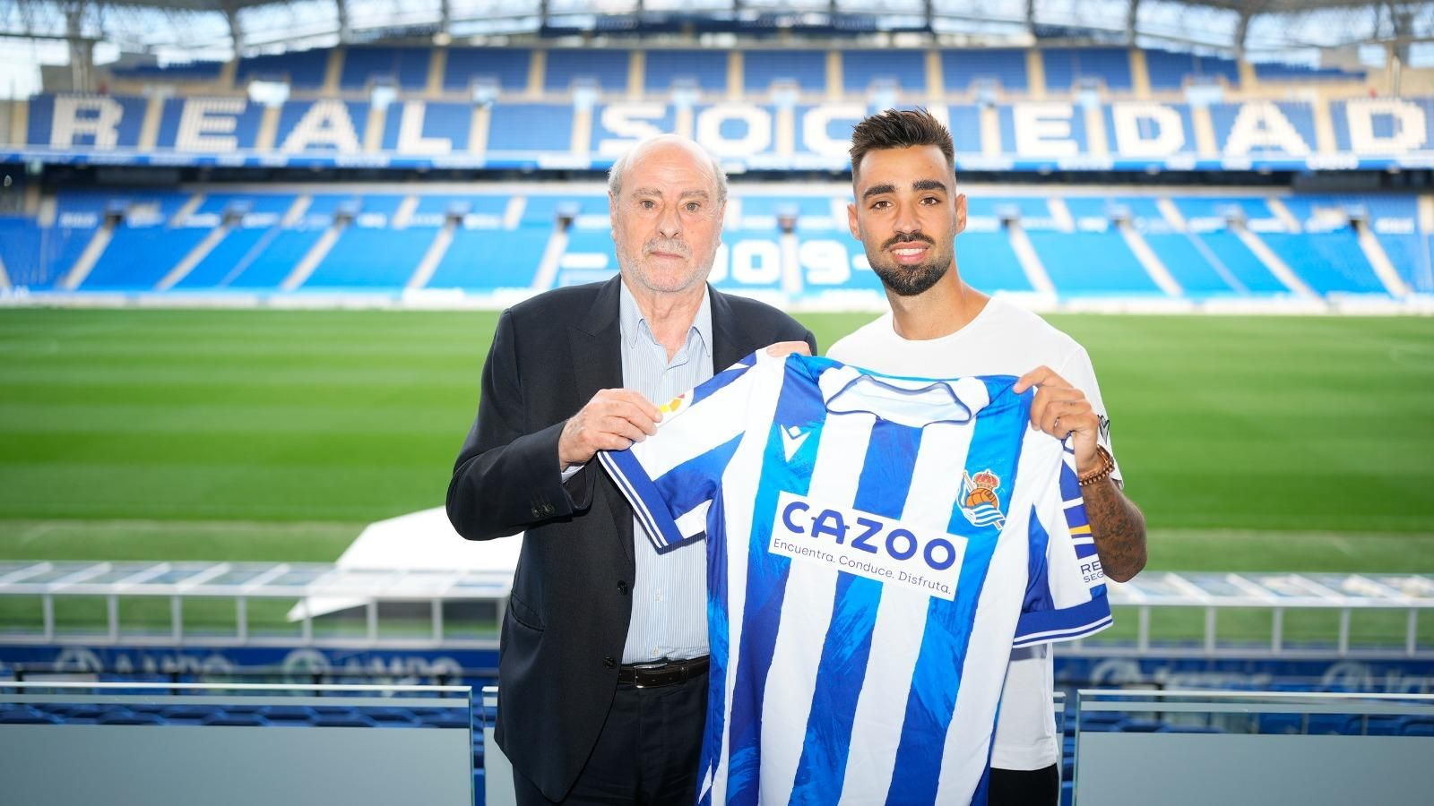 Brais Méndez posa con la camiseta de la Real Sociedad.