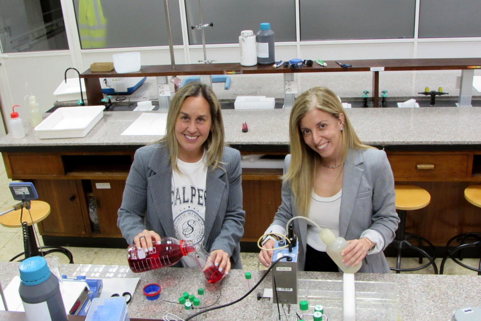 Xanel Vecino y Lorena Freire, en uno de los laboratorios de la Escuela de Ingeniería Industrial de la UVigo.