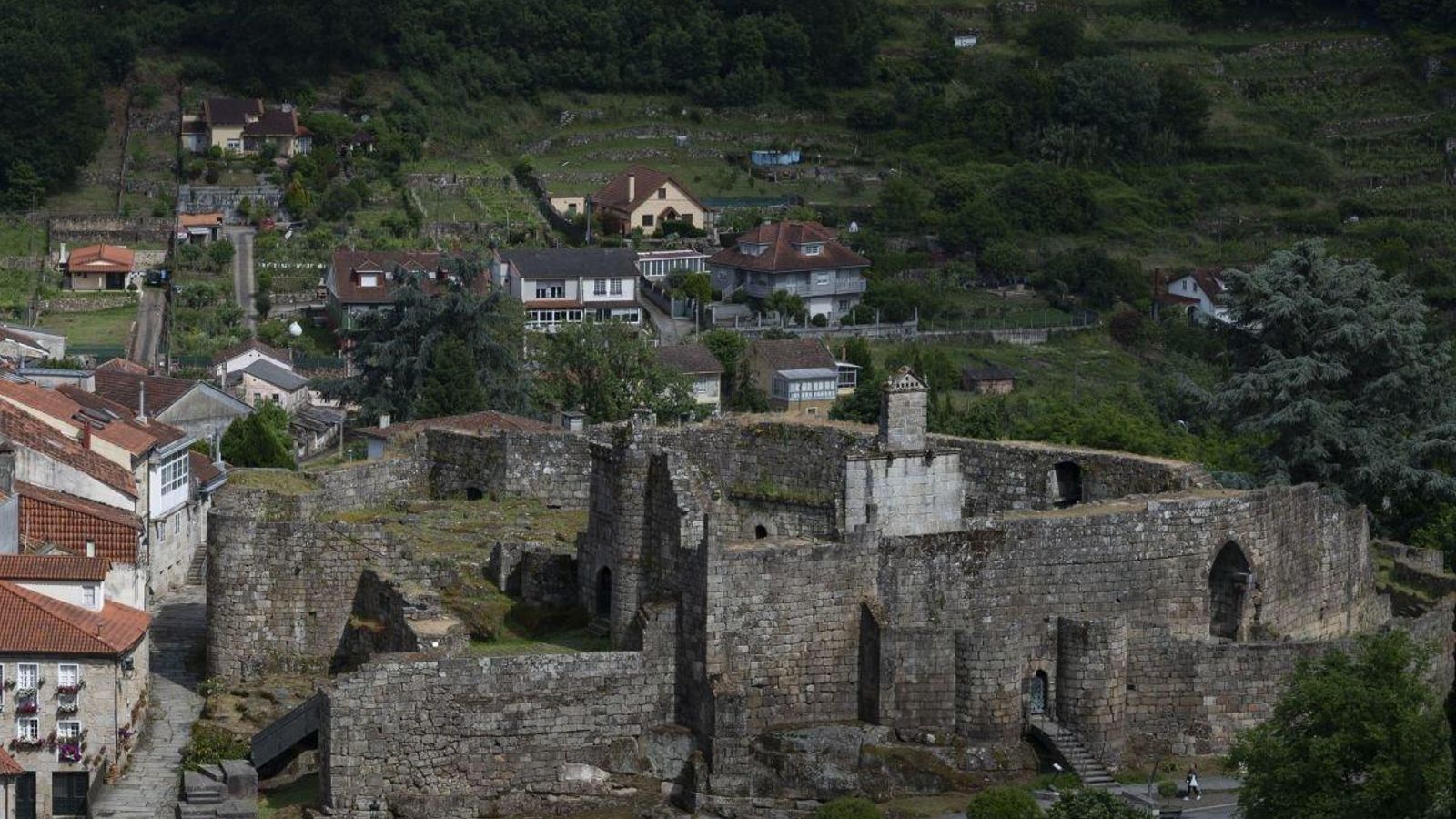 Castillo de los Condes de Sarmiento, una de las fortalezas más antiguas de Galicia.