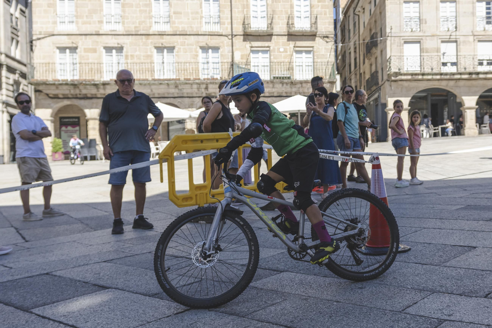 Los bikers, cuesta abajo, pero con frenos por el Casco Vello de Ourense