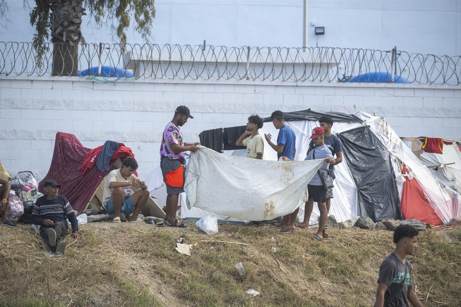 Grupos de migrantes en Ceuta.
