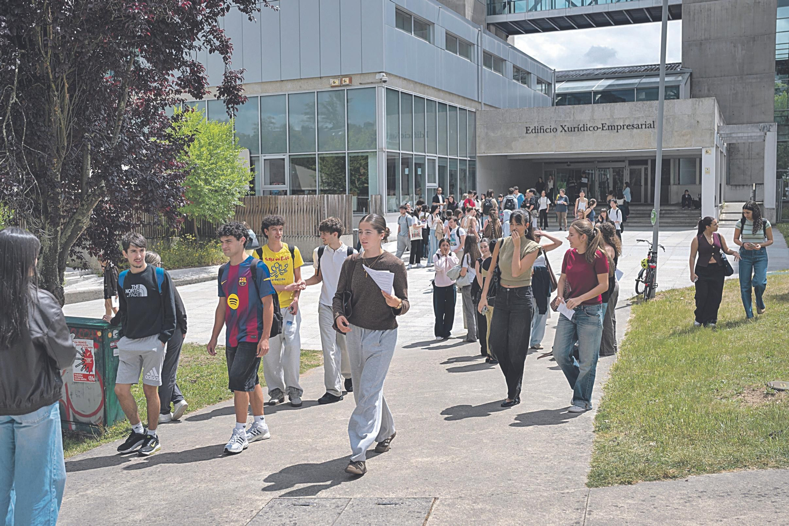 Estudiantes a la salida de la última jornada de la Prueba de Acceso a la Universidad en el campus.