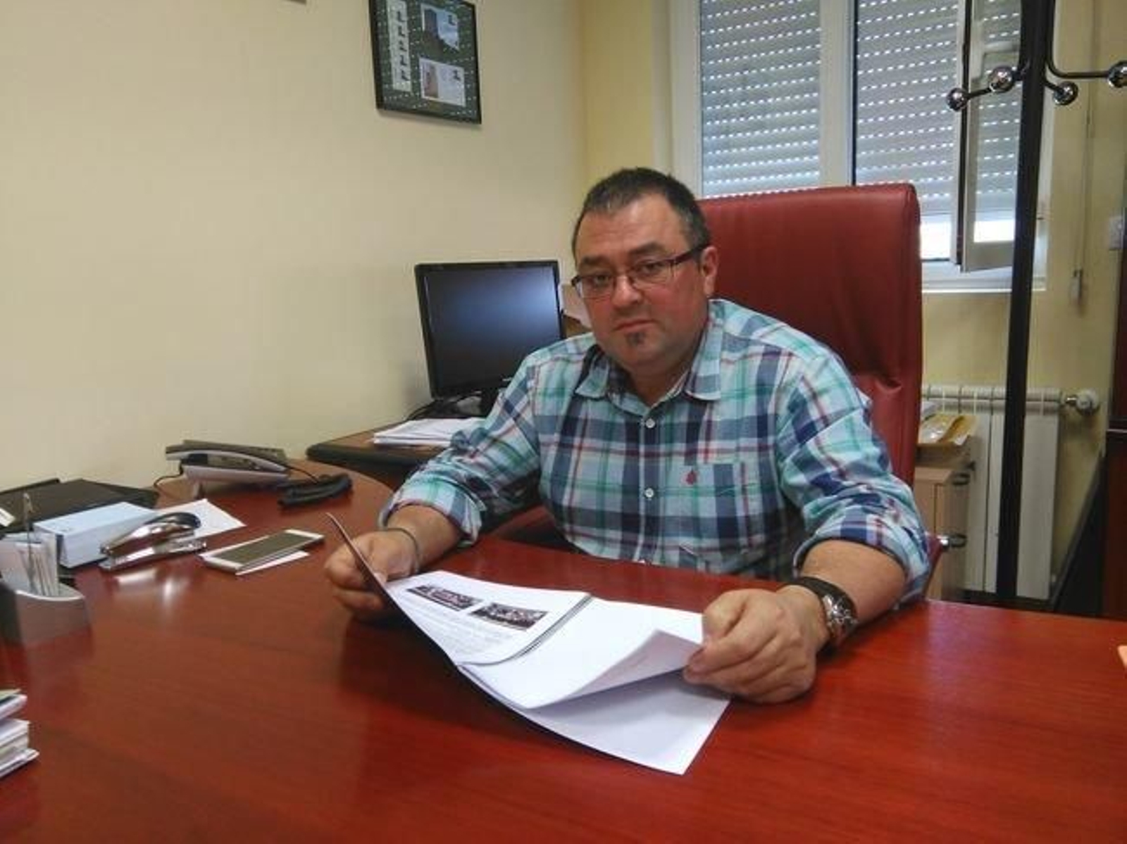 Felipe Traveso en su despacho del Concello de Sandiás.