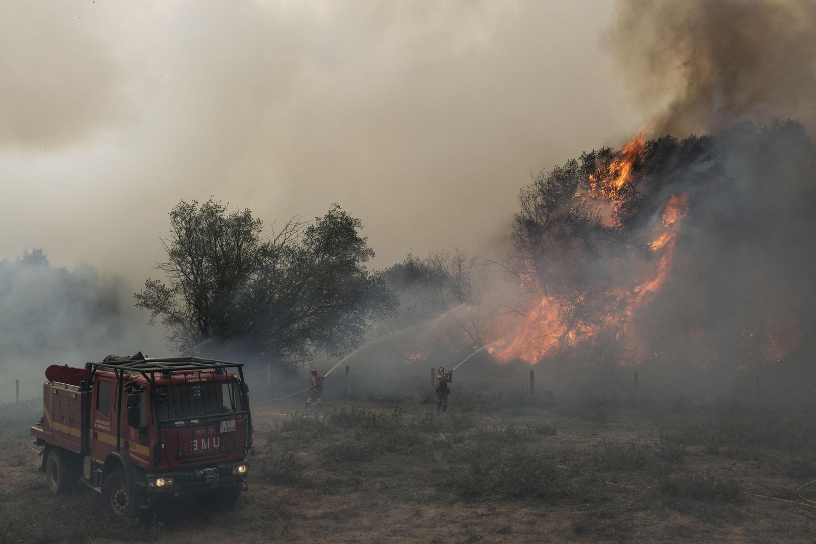 Incendio en el concello de Cualedro con varios focos en diferentes localidades como Carzoá, Cualedro ou San Martiño.