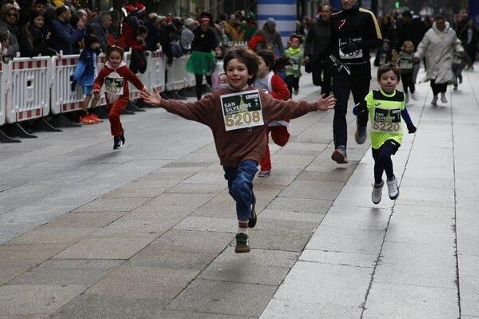 Los más pequeños recorrieron 100 metros por la Rúa do Paseo