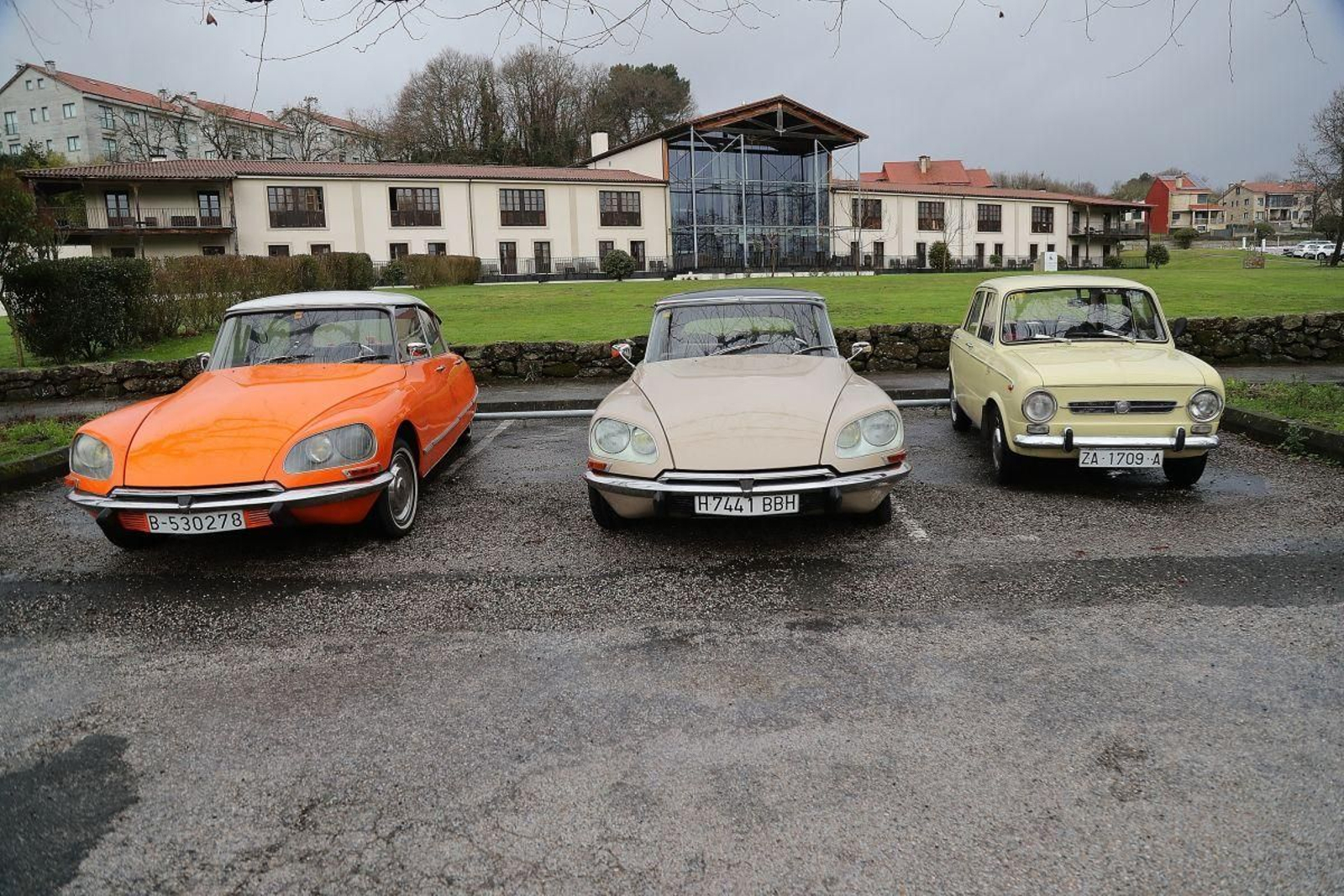 Los automóviles más clásicos esperan su turno para salir al asfalto.