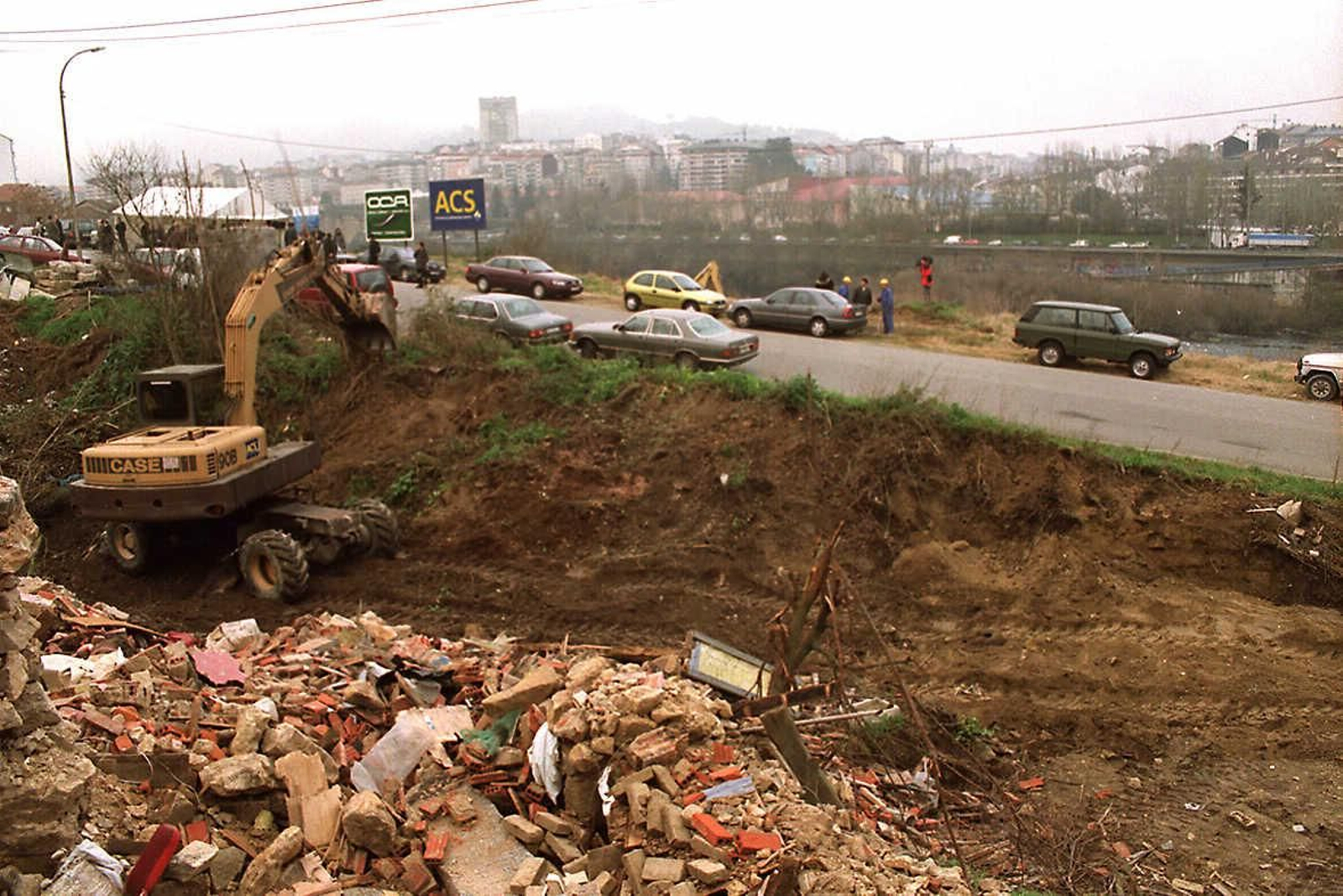 La construcción del emblemático Puente del Milenio hace 25 años cambiaba el skyline de Ourense, en fotos