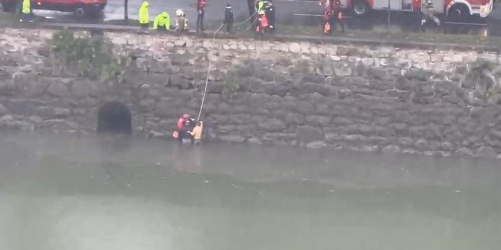 El policía rescatando a otro hombre en San Sebastián en 2023.