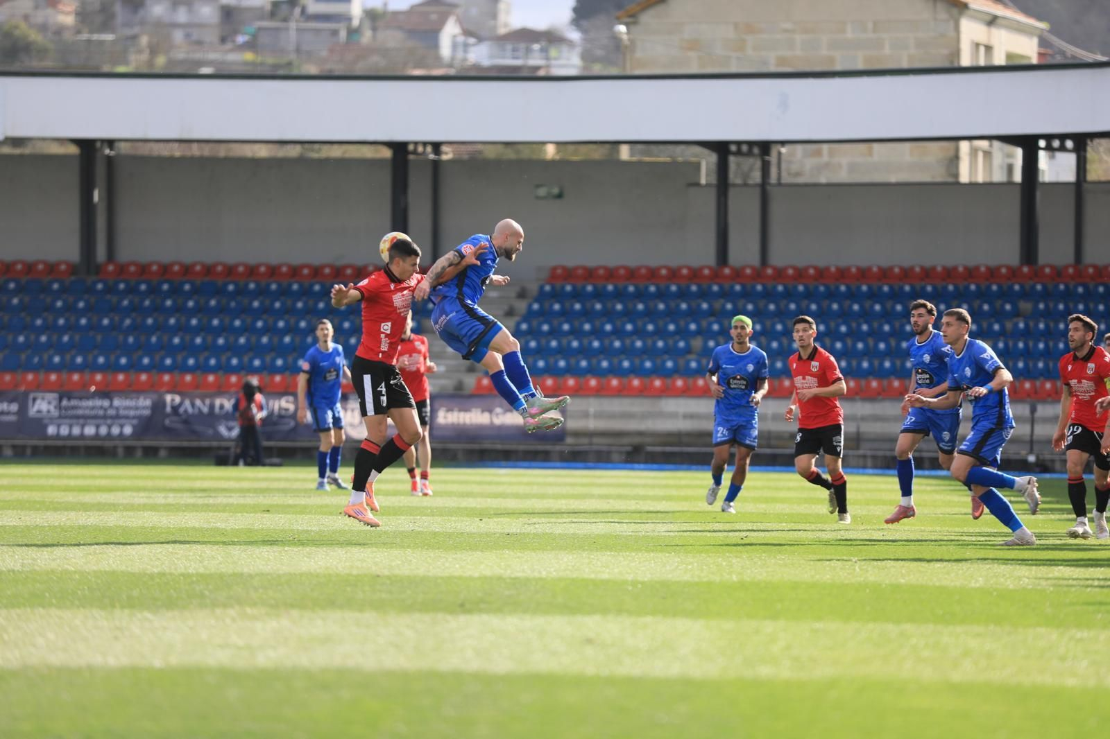 Galería | Goles y disfraces en el regreso del Ourense CF a O Couto