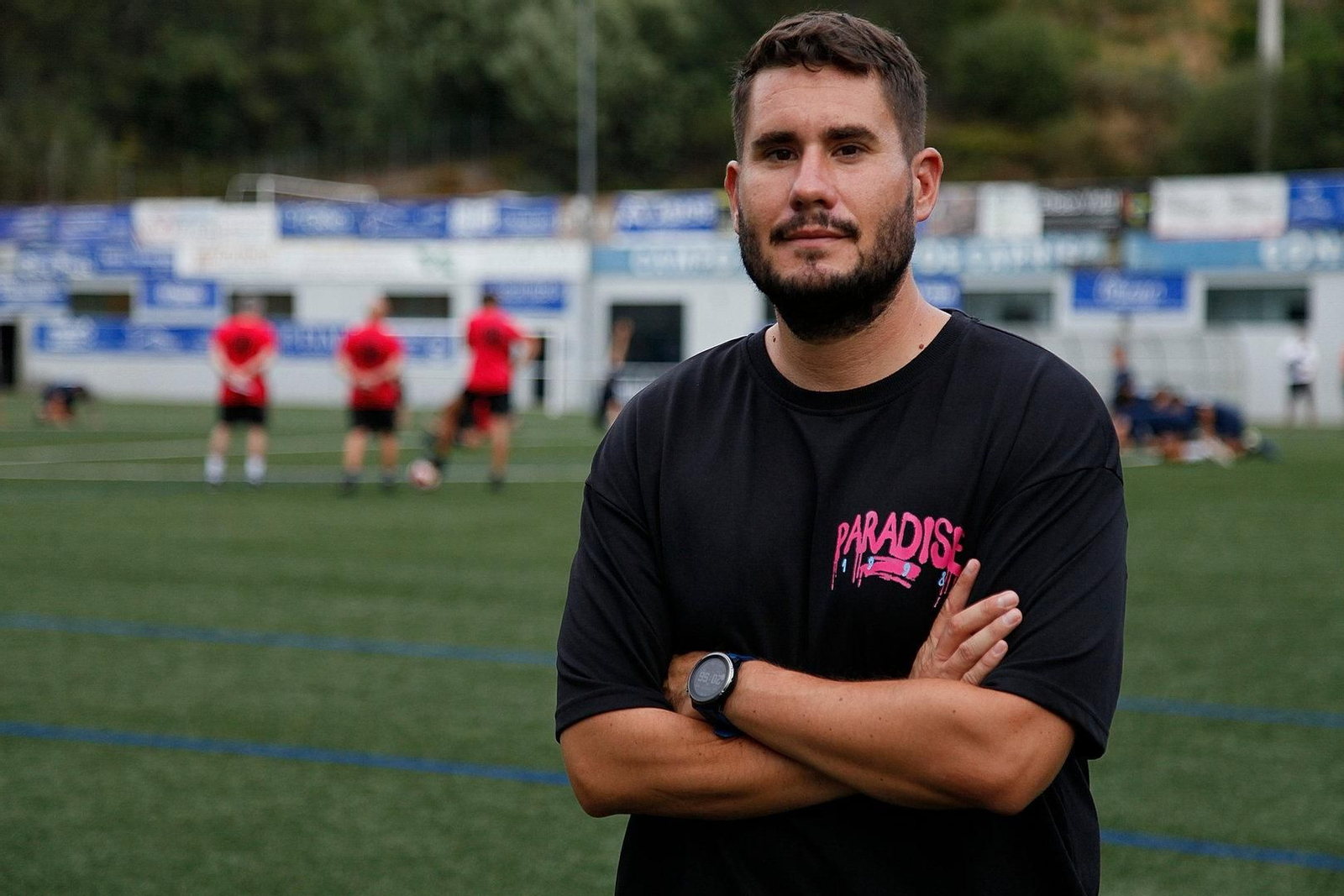 Pablo Campelo, presidente de la UD Barbadás, atento al entrenamiento.