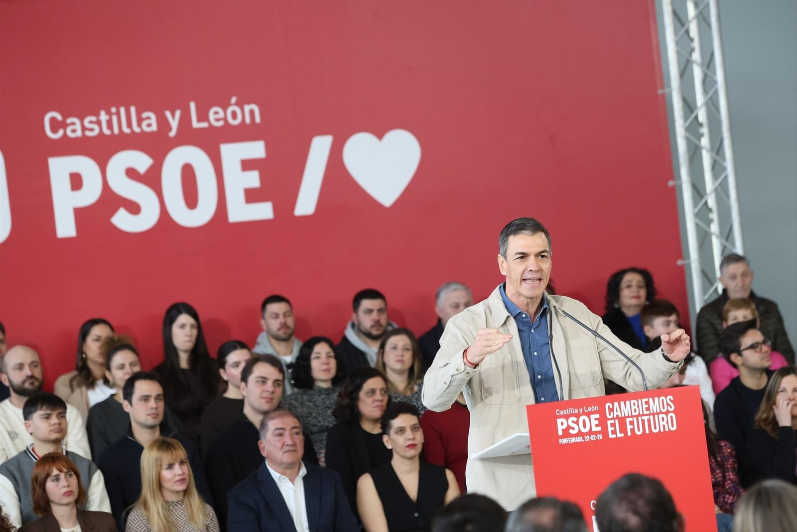 El secretario general del PSOE y presidente del Gobierno de España, Pedro Sánchez, durante un mitin en Ponferrada.
