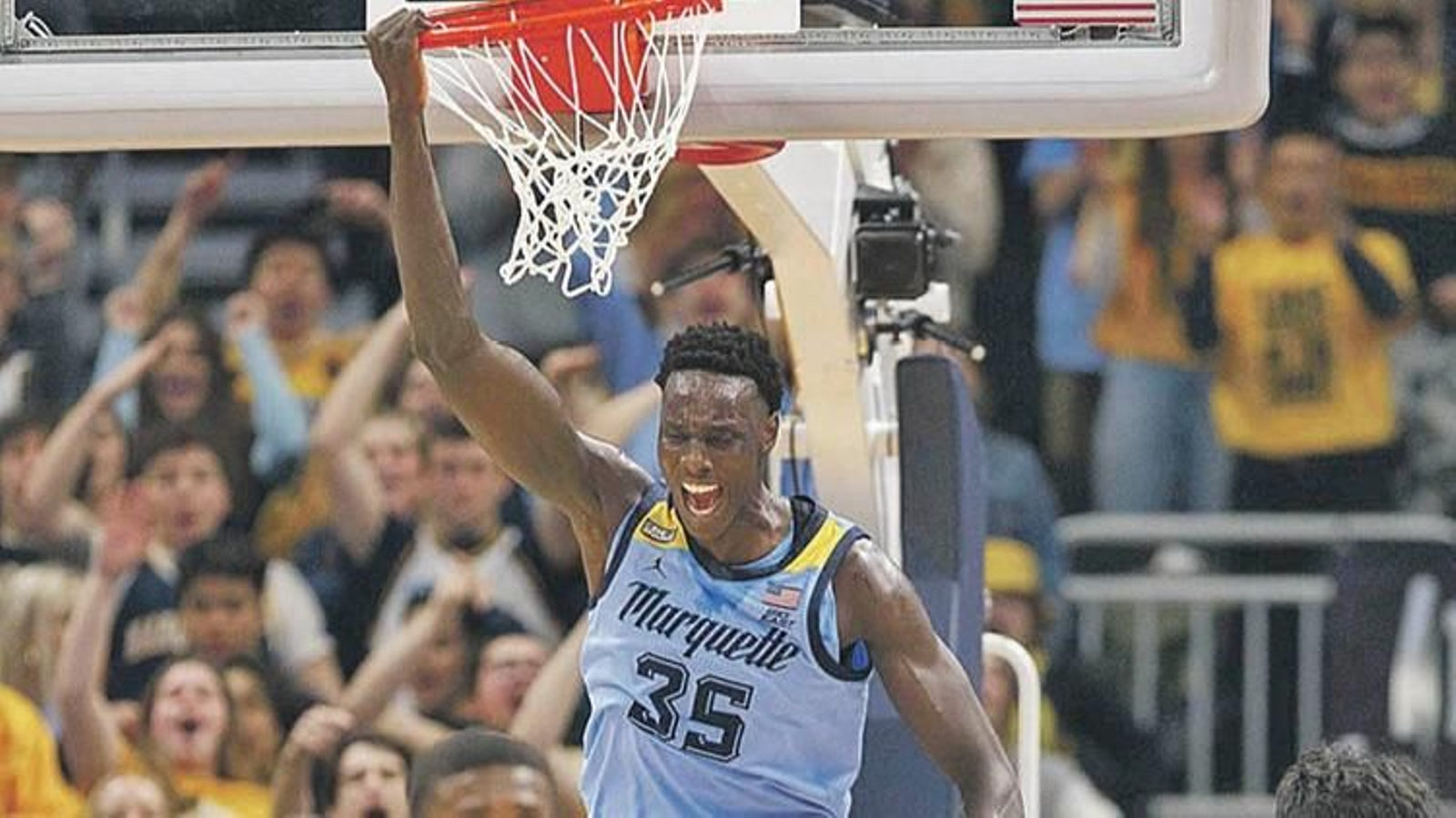 Kur Kuath machaca el aro rival en un partido disputado con la universidad de Marquette.