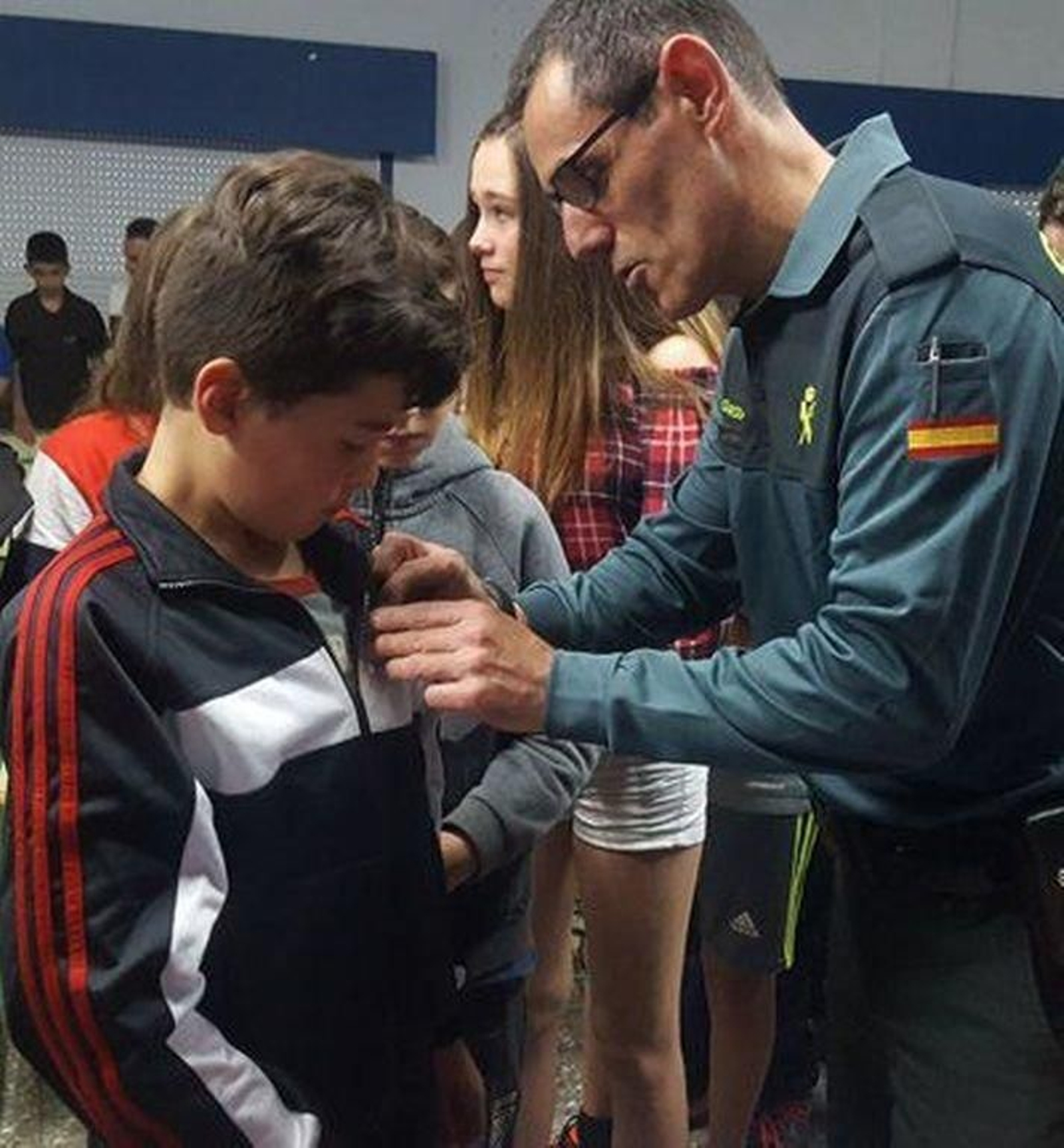 Un agente coloca una chapa contra el acoso a un escolar en Baiona.