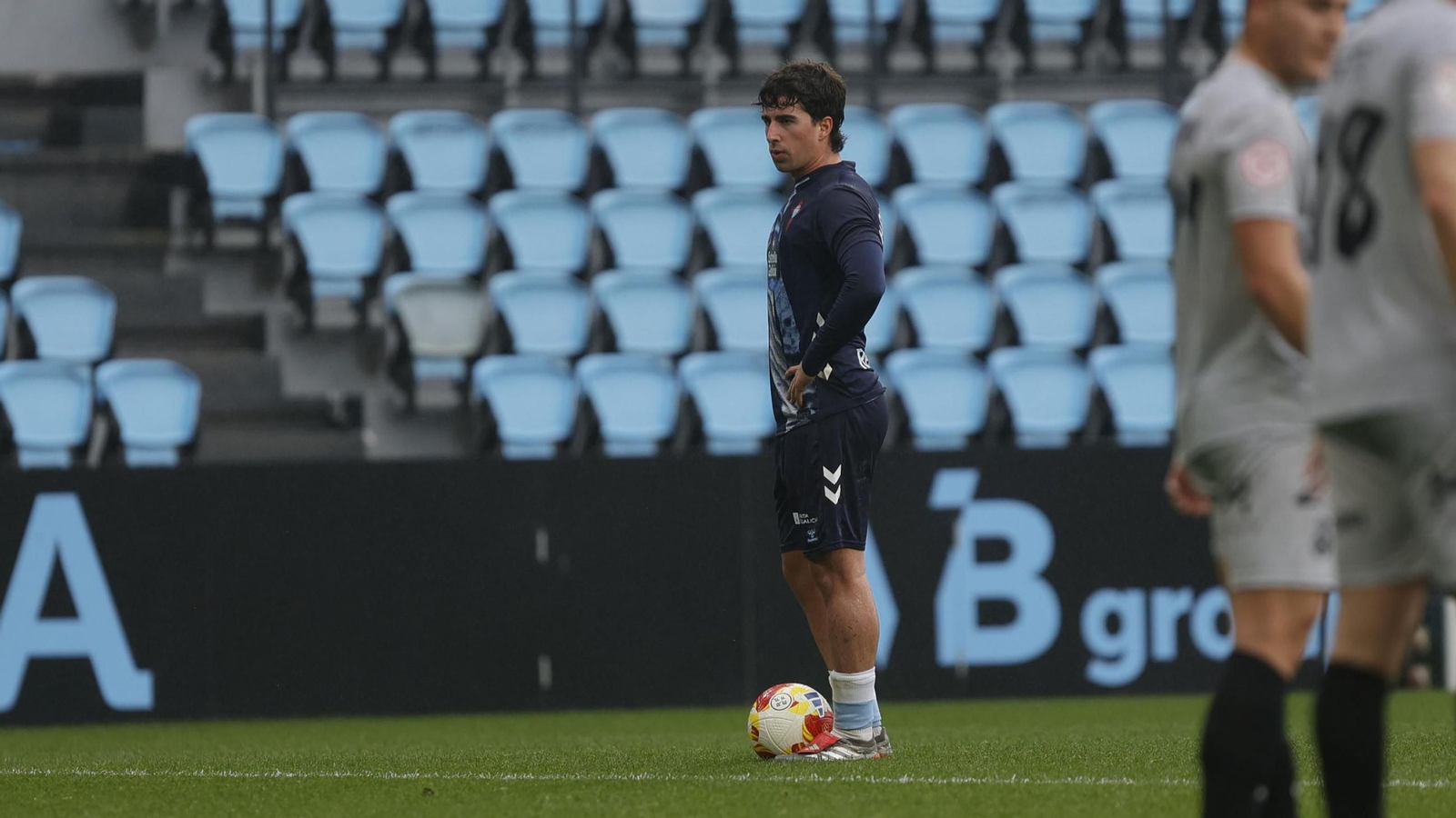 El atacante valenciano se prepara para mover un balón parado, su gran especialidad.