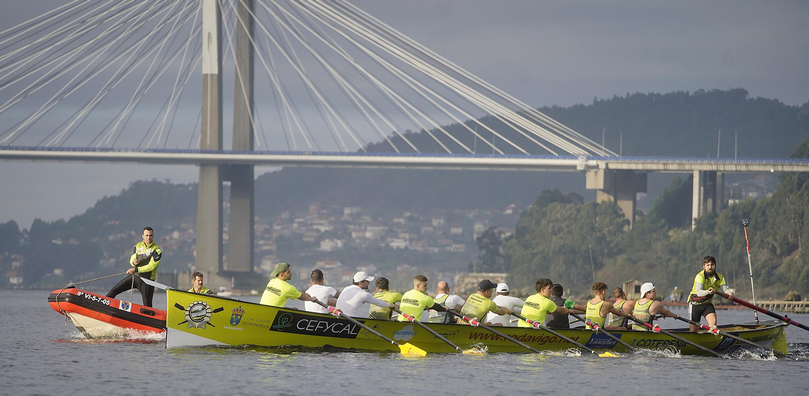 Participantes en la sesión de remo de +Deporte Atlántico en Cesantes.
