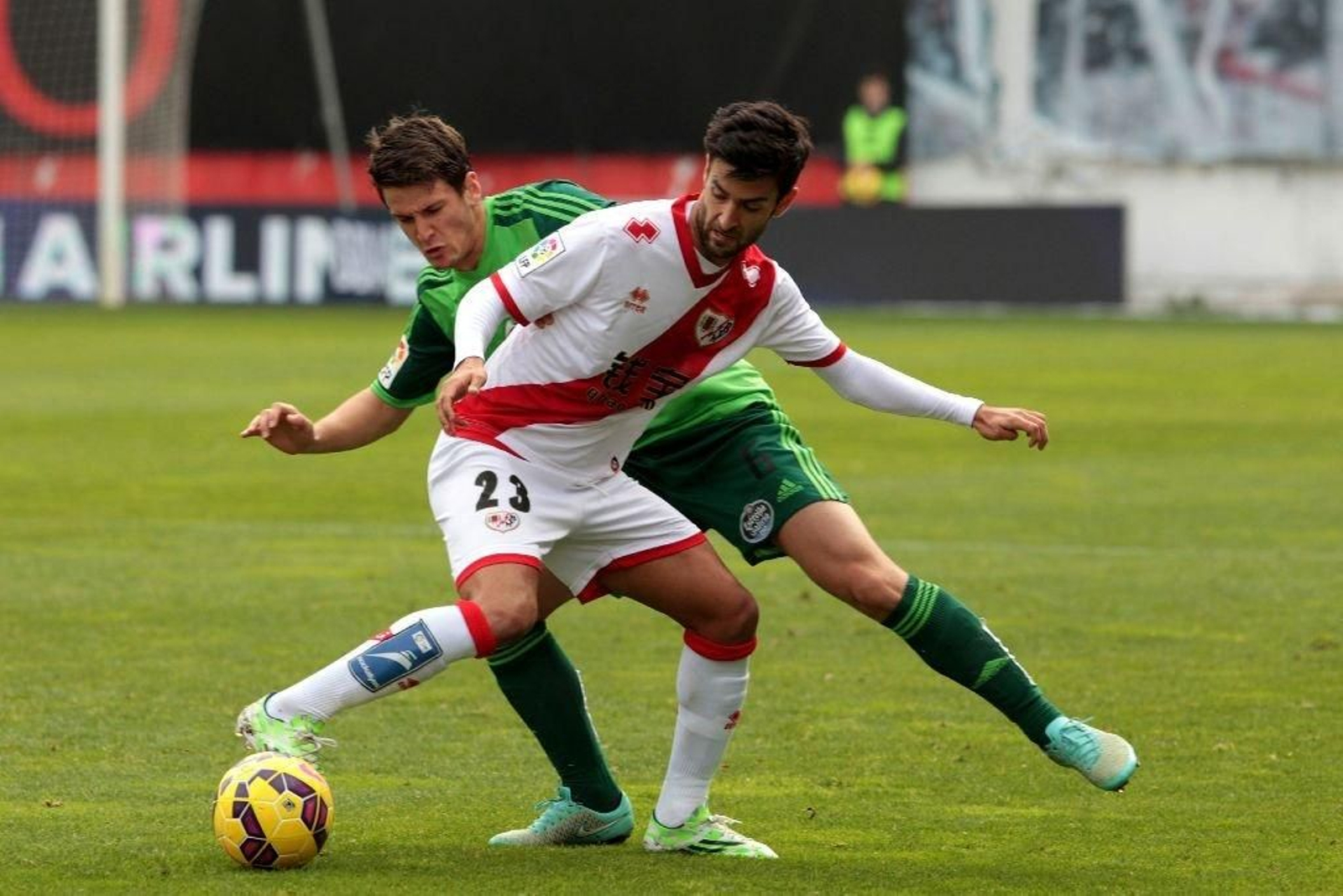Radoja presiona a Bueno durante el partido del pasado domingo contra el Rayo Vallecano.