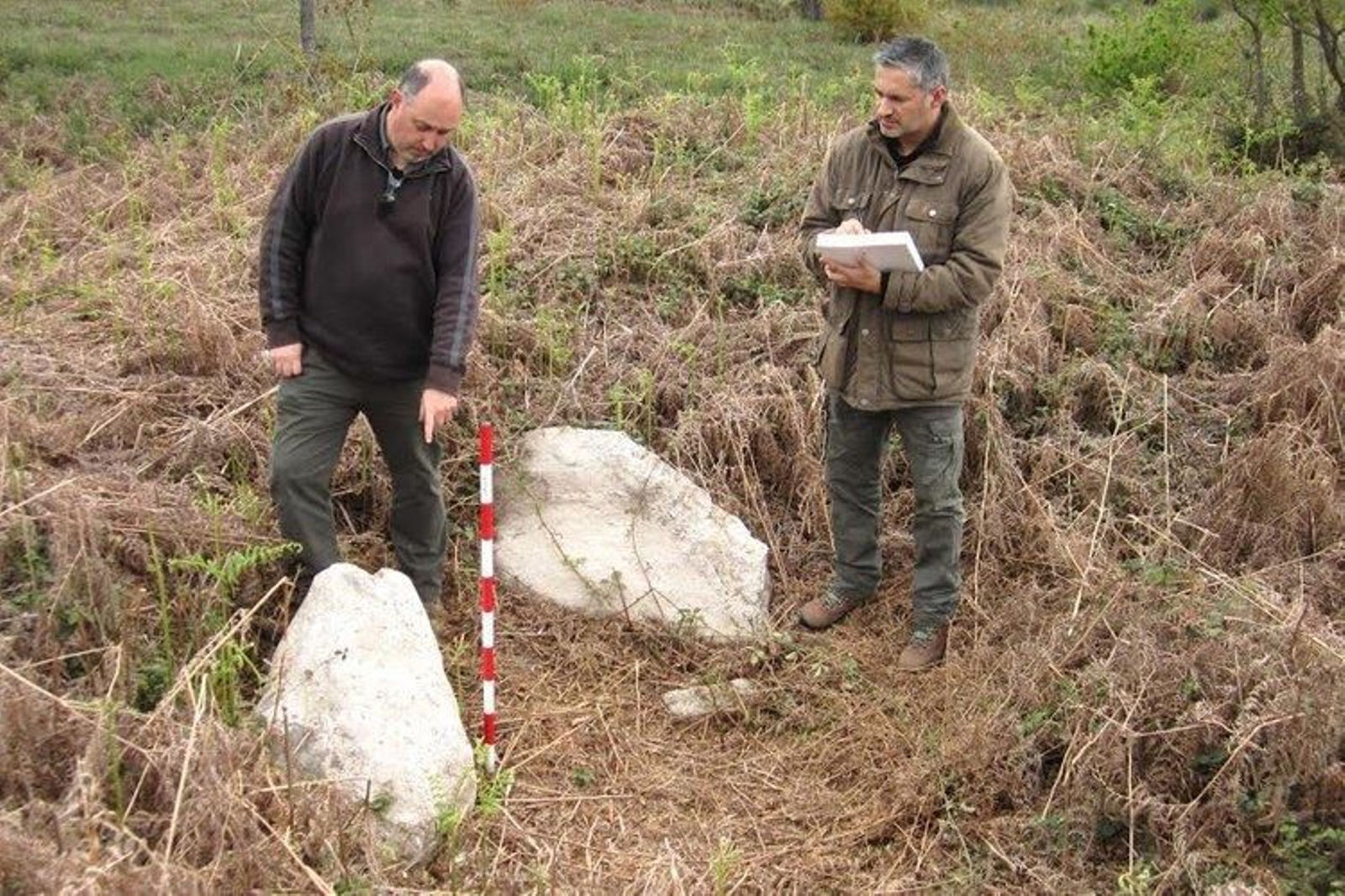 El arqueólogo Jorge Lamas y el investigador Juanjo Álvarez catalogando el túmulo de Cangues.