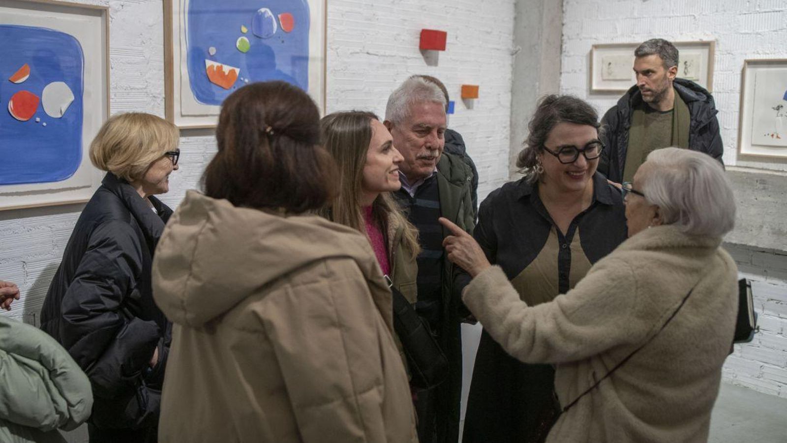 Alba na inauguración da mostra saudando aos asistentes.