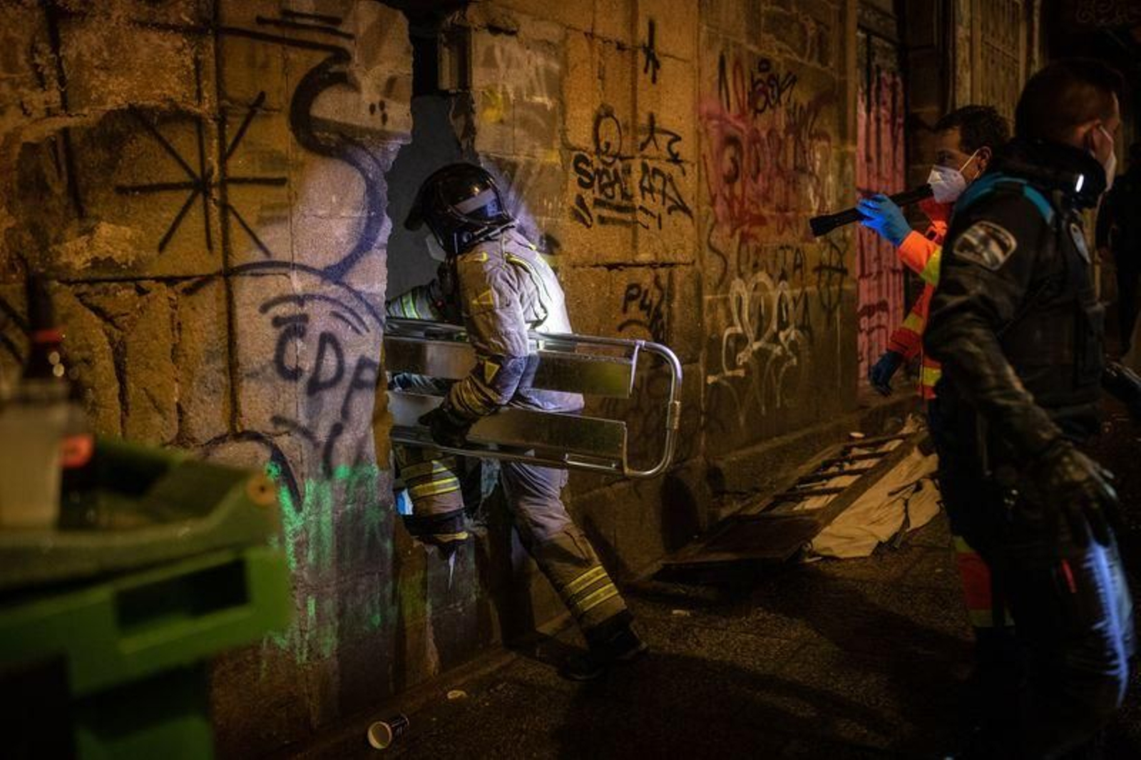 Operativo de rescate de un joven atrapado en un edificio en Ourense // FOTO: ÓSCAR PINAL
