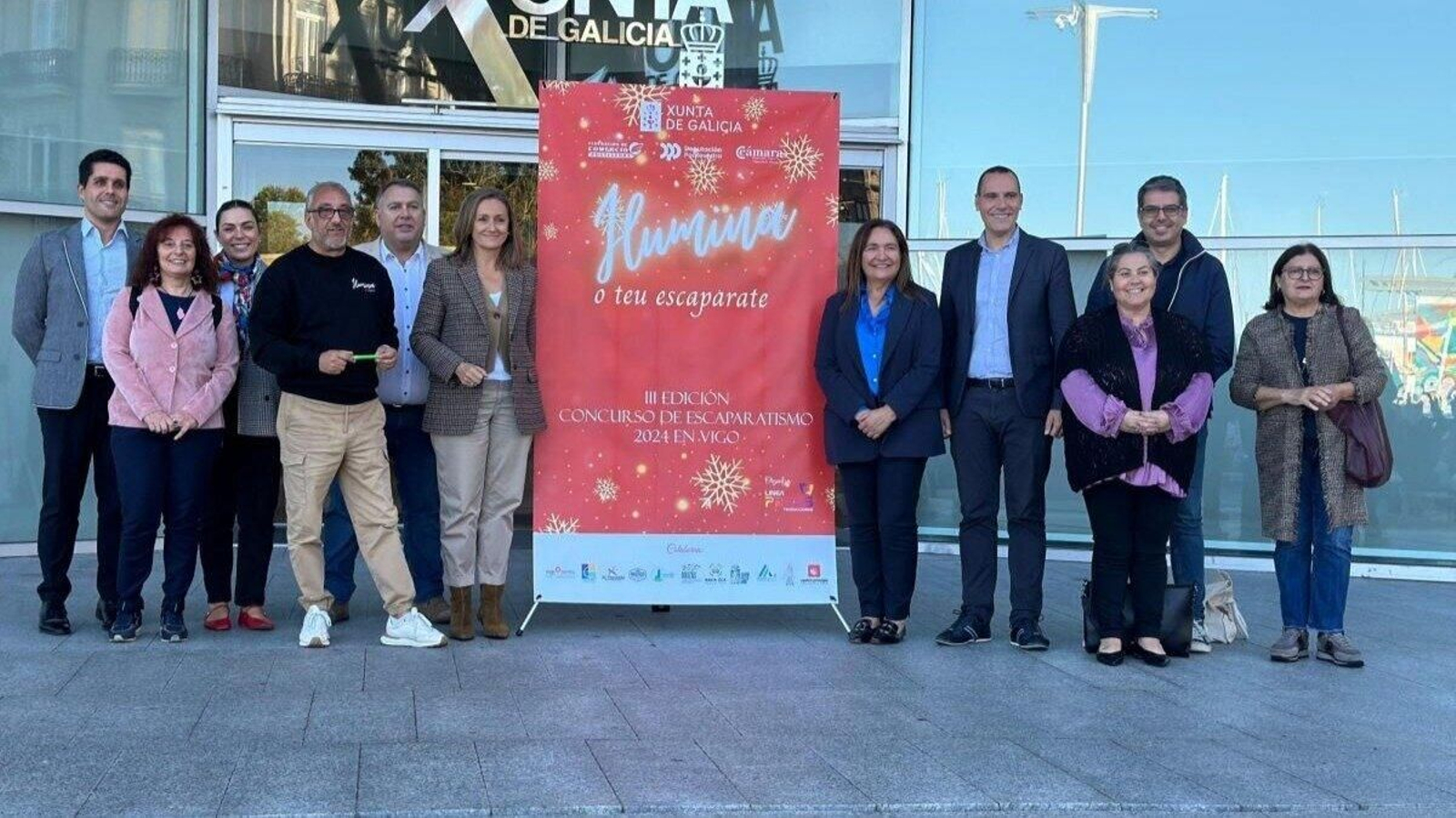 Luisa Sánchez y Ana Ortiz, ayer con comerciantes en la presentación de “Ilumina tu escaparate”.