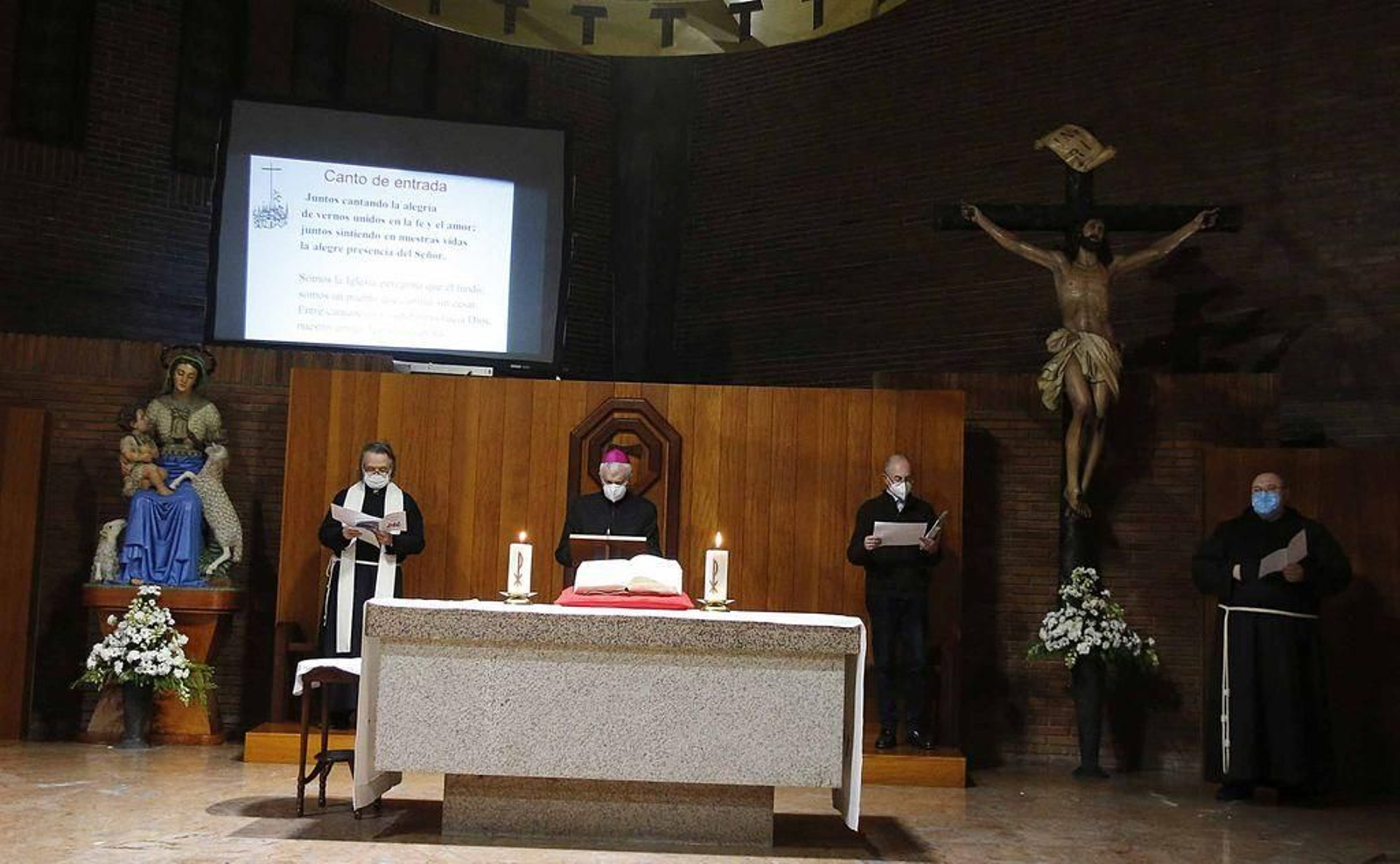 El padre anglicano, Javier Akerman; el obispo católico, Luis Quinteiro Fiuza; el pastor evangélico Davide Junquera y el fraile dominico, Faustino García, en un momento de la oración conjunta por en el acto ecuménico cristiano.