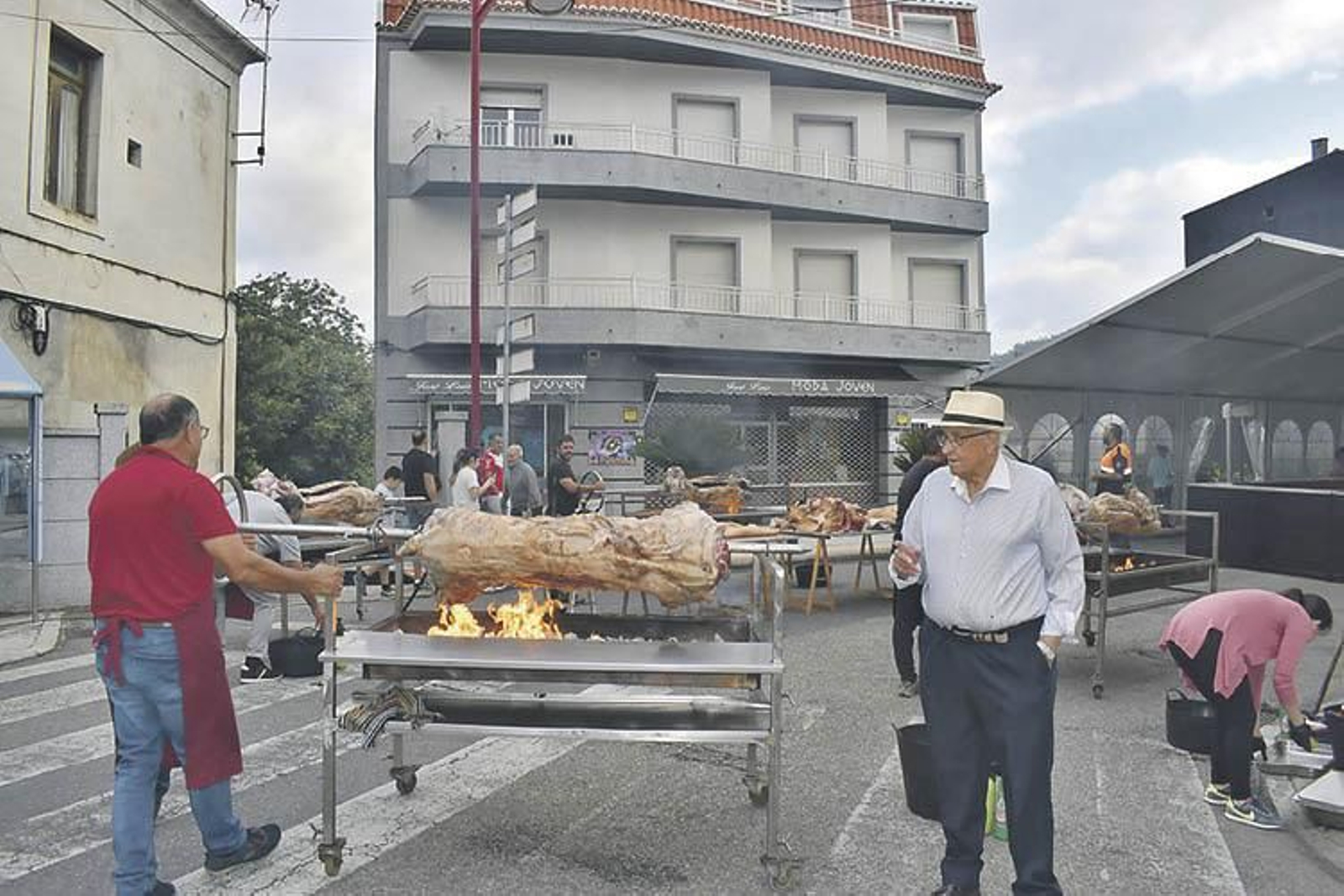 El alcalde, Avelino de Francisco, supervisa el asado.