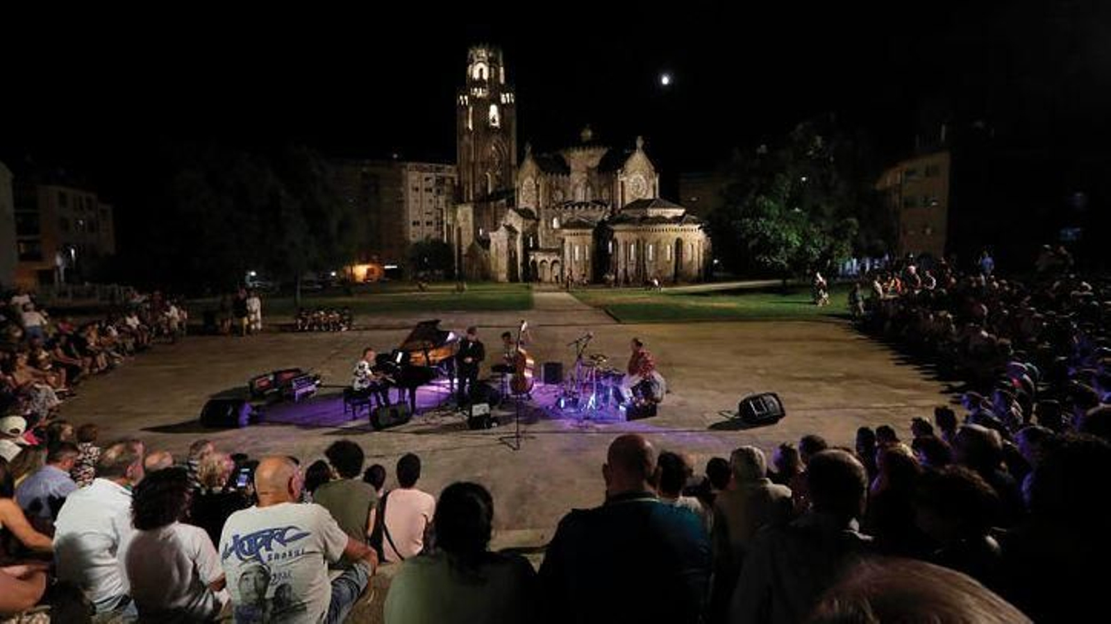Inauguración del juego de luces diseñado en su día por Palacios para el Templo de la Veracruz.