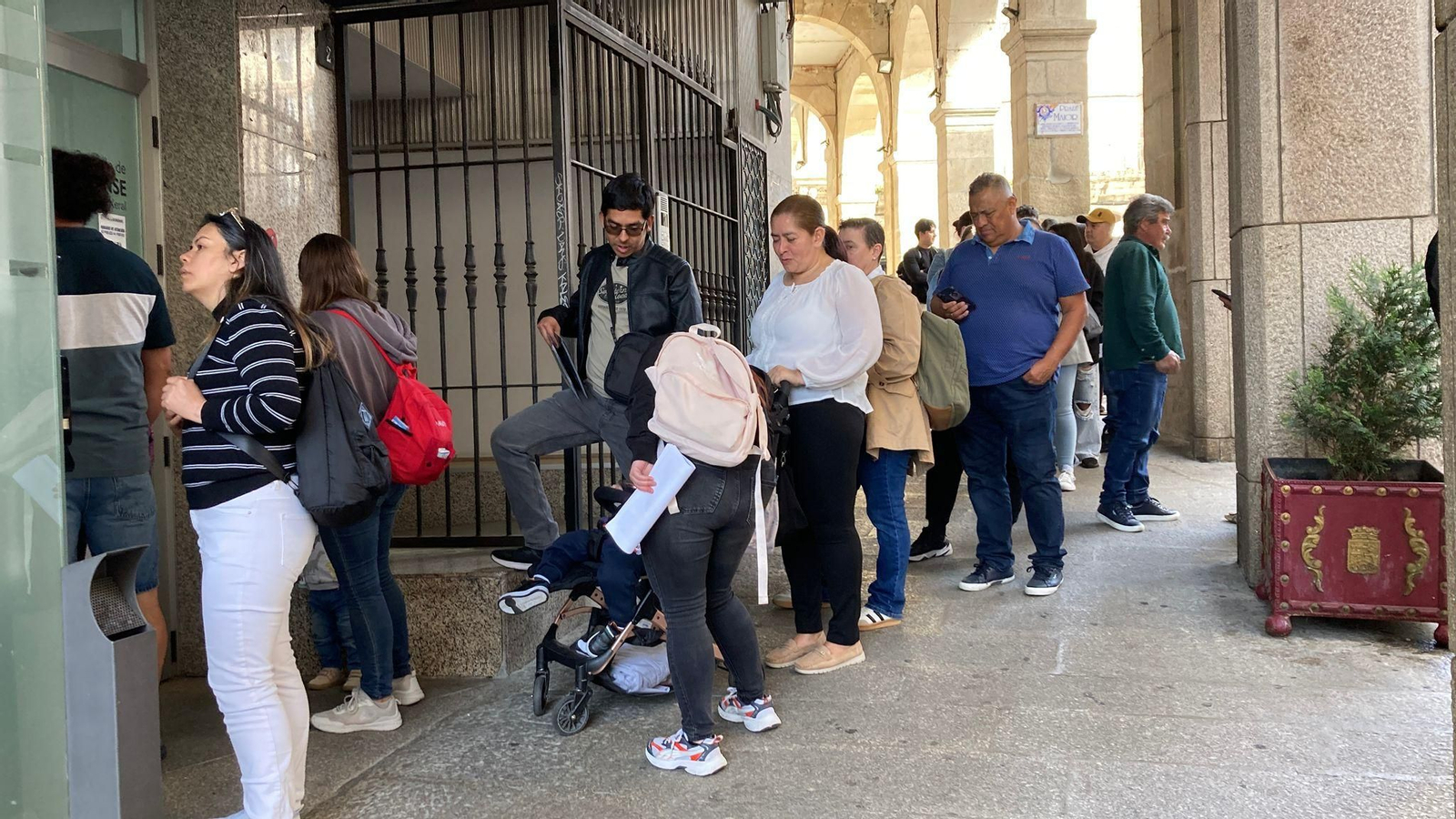 Una oficina de Ourense registra colas en el primer día de solicitud presencial.