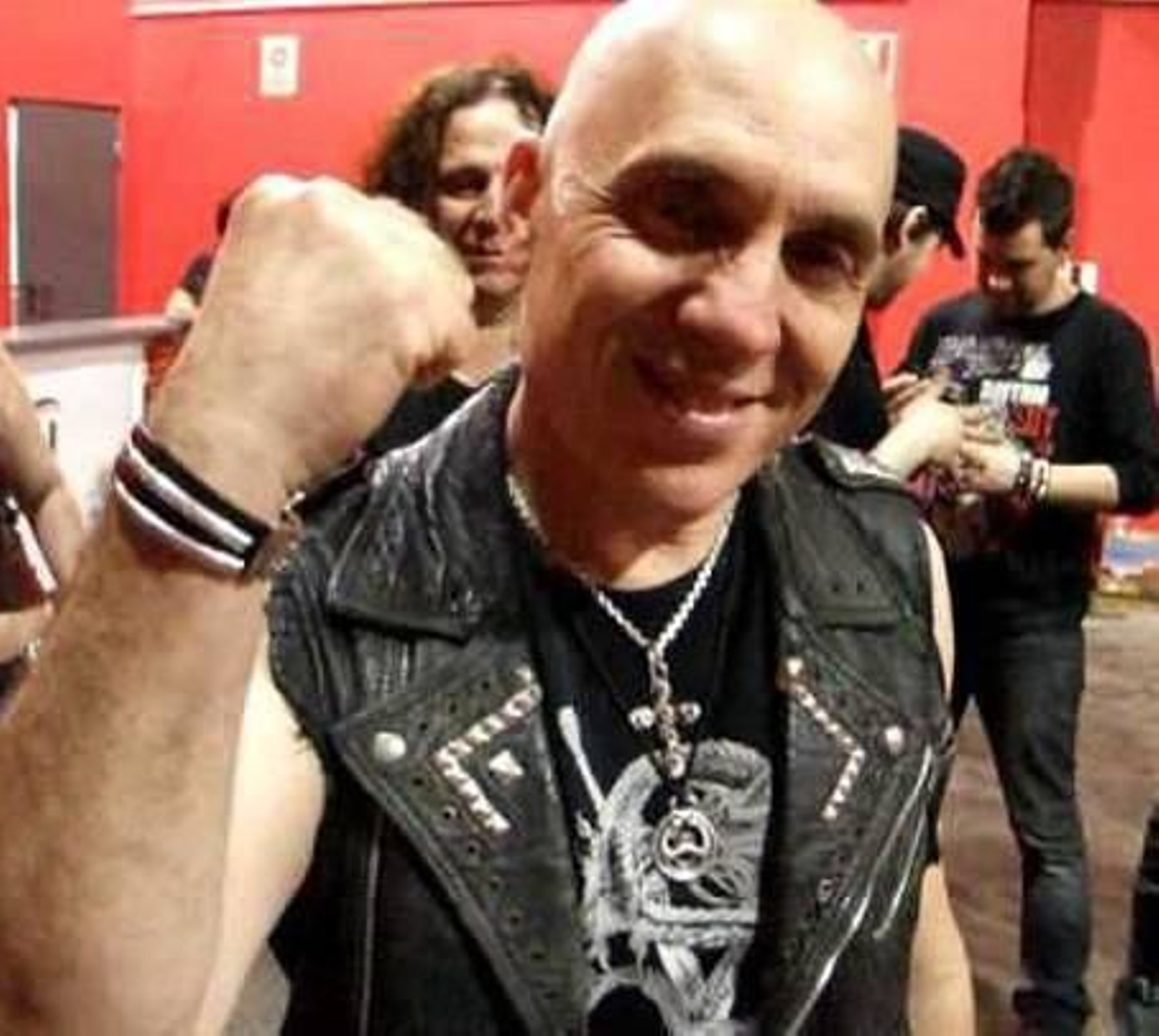 Paco Laguna, con Fortu detrás, lleva 30 años como heavy.