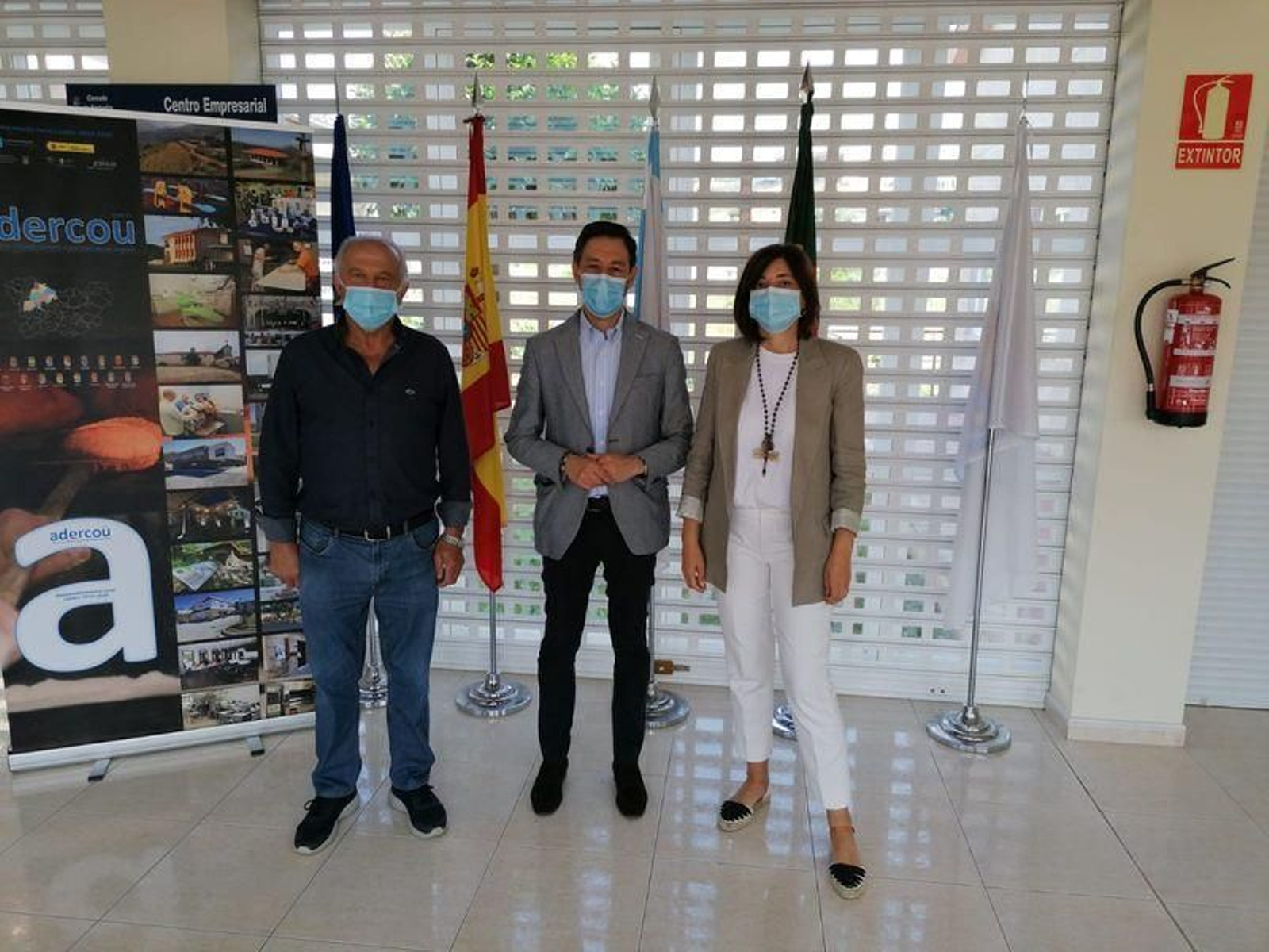 Manuel Seoane, Moisés Blanco y Beatriz Martínez en la sede de Adercou.