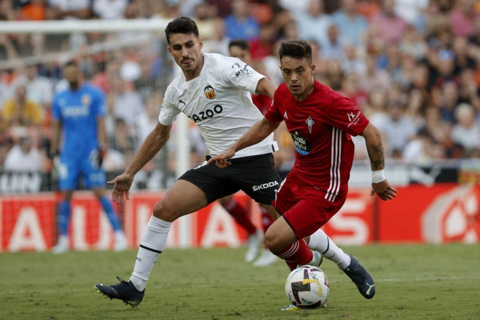 Fran Beltrán trata de superar a André Almeida en el partido disputado ayer en Mestalla.