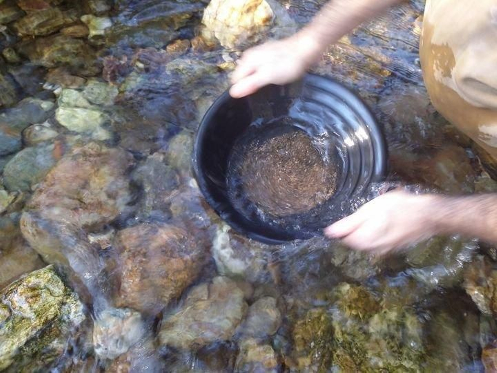 Recreación de una de las etapas para separar el oro usando una batea.