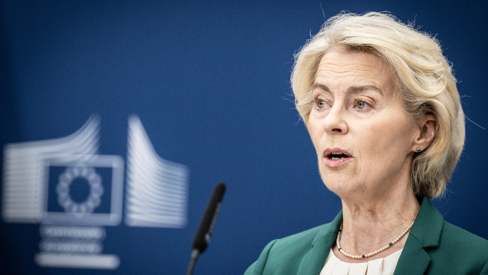 La presidenta de la Comisión Europea, Ursula von der Leyen, ofrece una rueda de prensa antes de su reunión con el secretario general de la OTAN, Mark Rutte, en Bruselas, Bélgica.