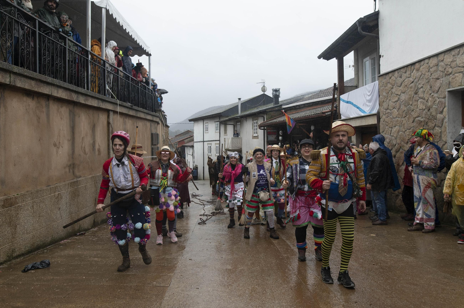 Galería | La farrapada conquista Laza antes de la salida de los Peliqueiros