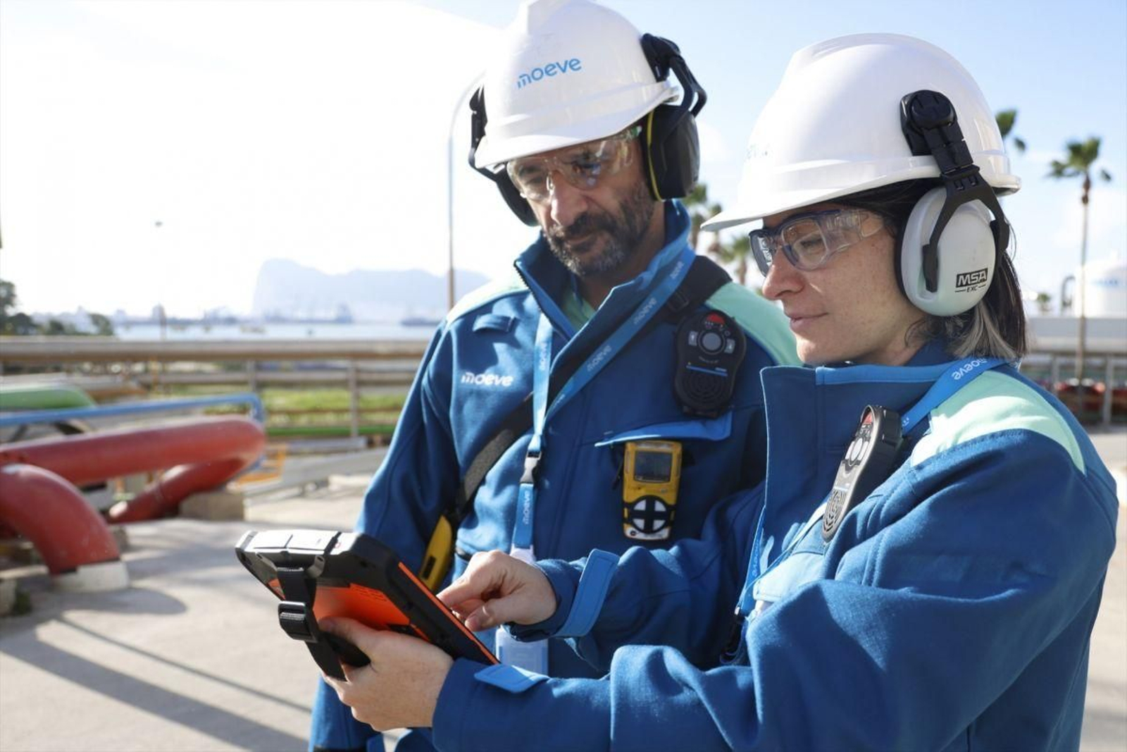 Dos trabajadores del sector industrial.