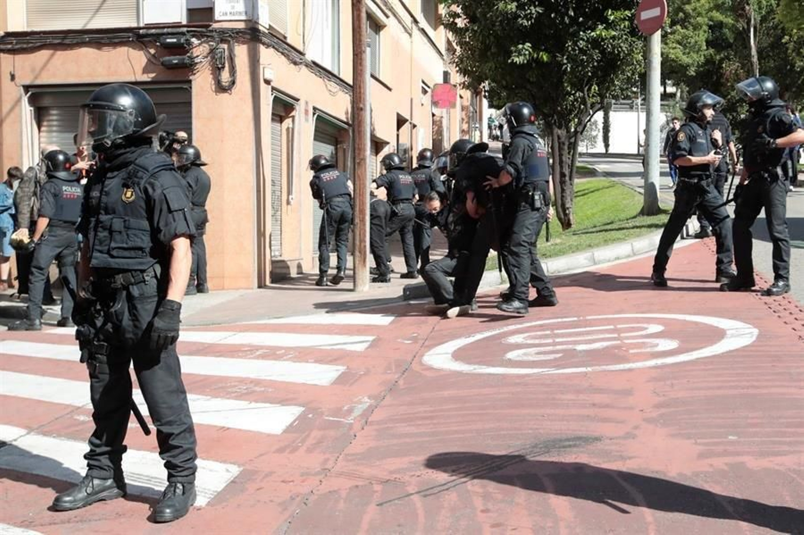Los Mossos detienen a dos jóvenes por impedir la salida de Rivera de un acto